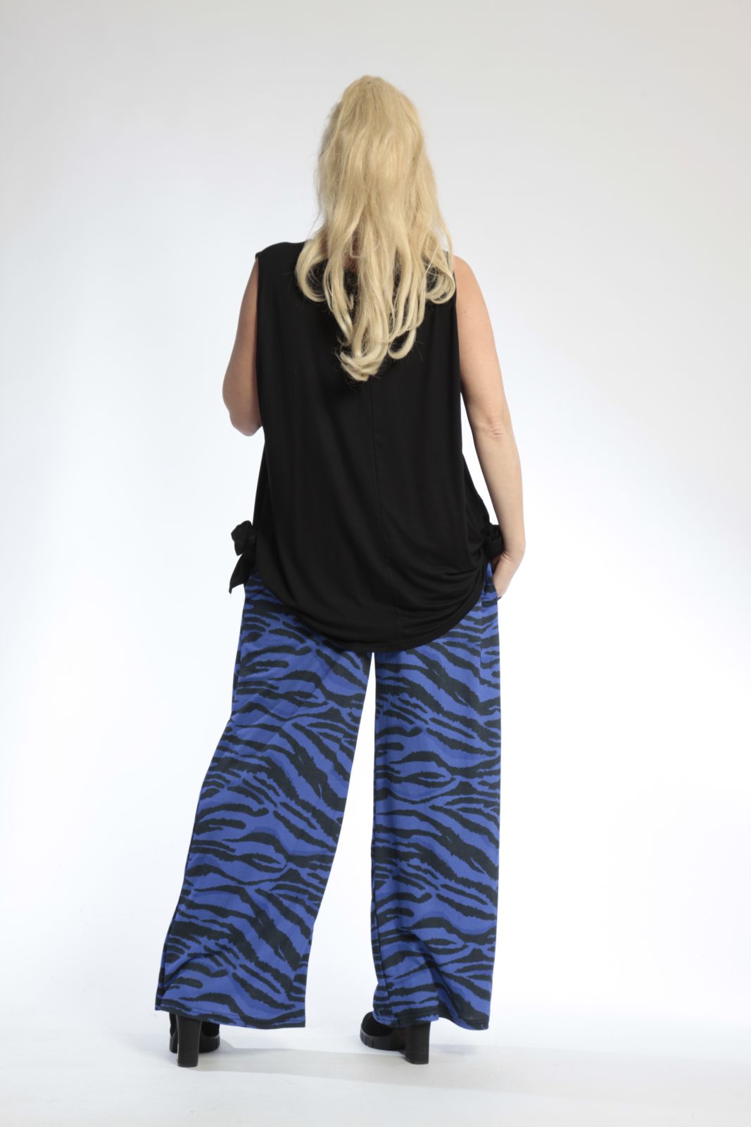 Summer trousers in a straight shape made of airy poplin quality, Lino in royal blue-black