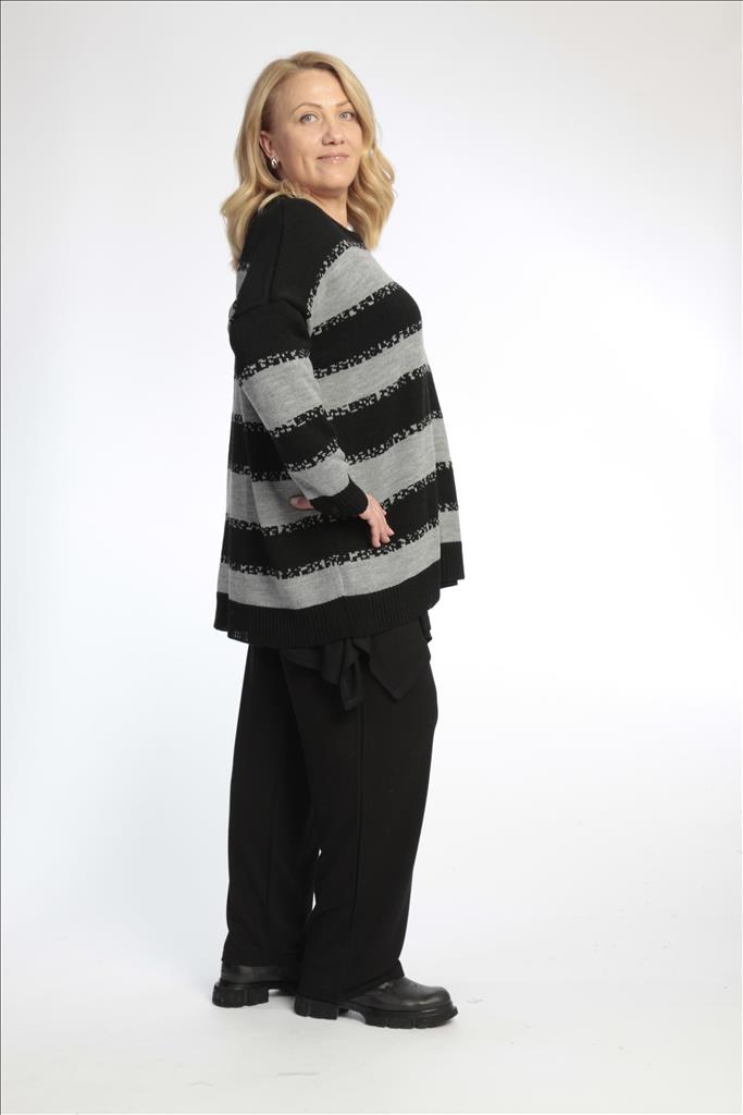 Everyday sweater in a boxy shape made of fine knit quality, knit in black and gray