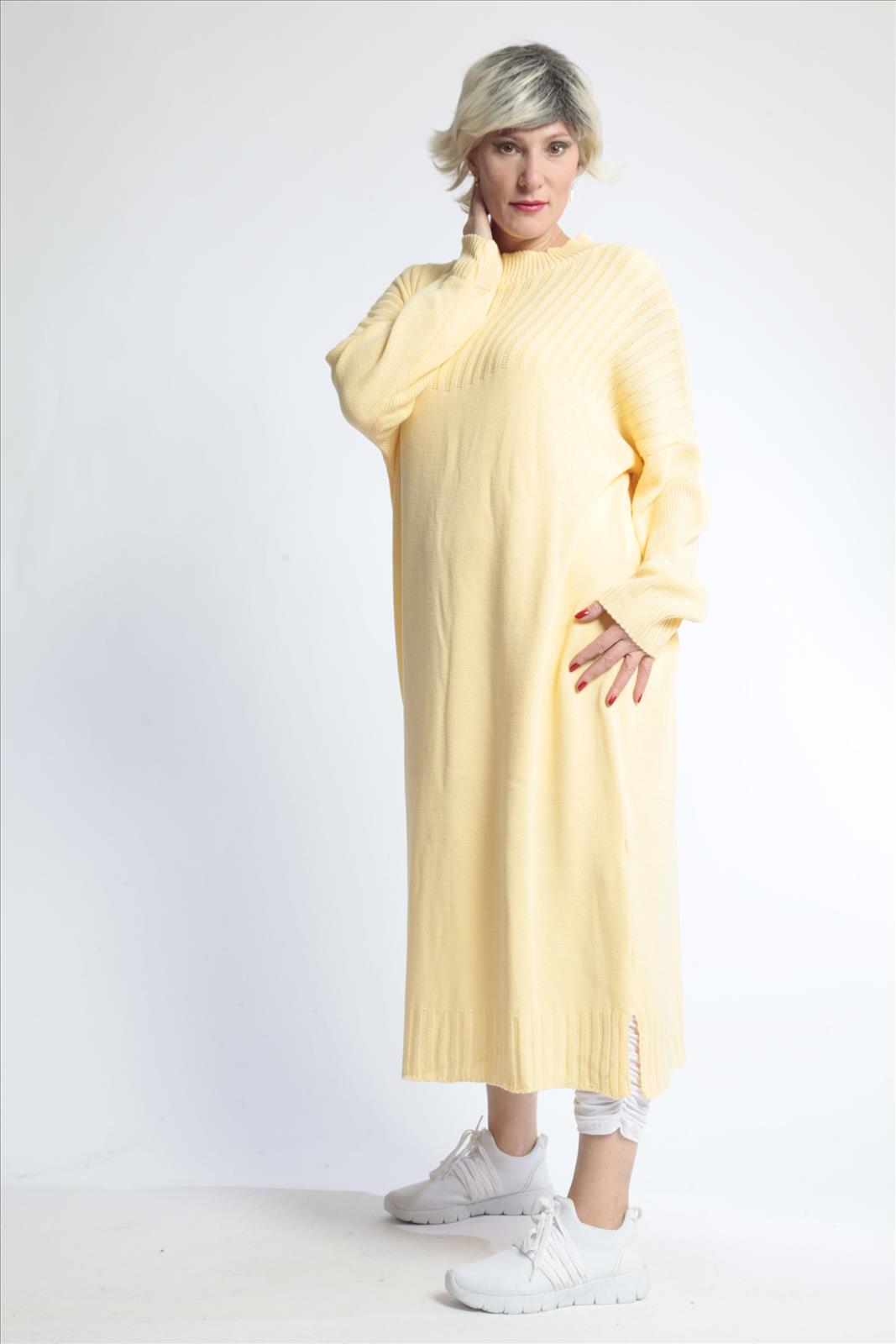 Everyday dress in a straight shape made of fine knit quality, knit in light yellow