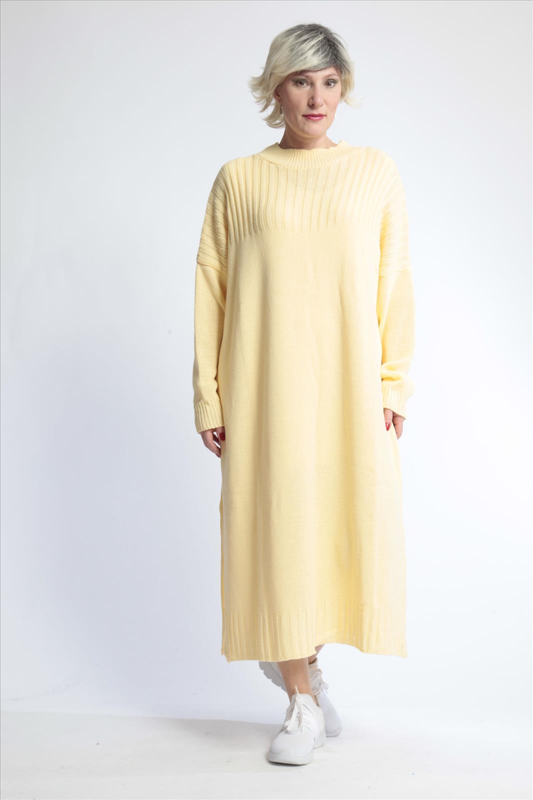 Everyday dress in a straight shape made of fine knit quality, knit in light yellow