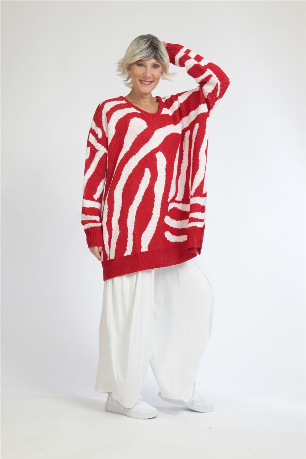 Everyday sweater in a boxy shape made of fine knit quality, knit in red and white