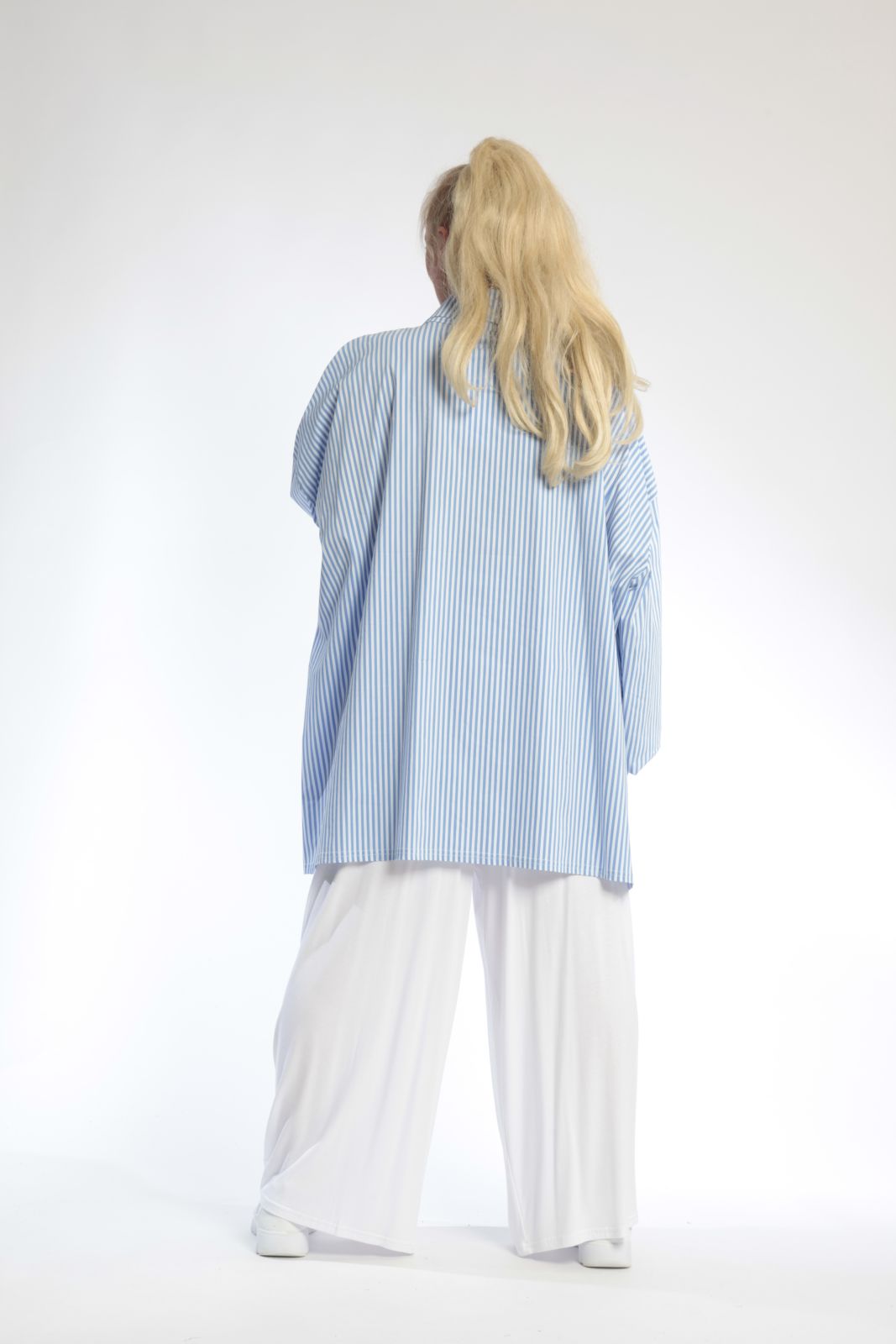 Summer blouse in a boxy shape made of poplin quality, poplin in blue and white