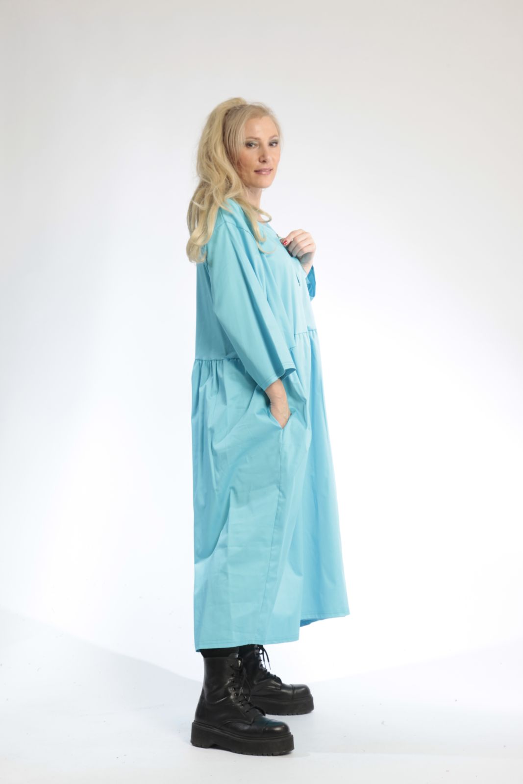 Everyday dress in the shape of satin quality, sateen in turquoise