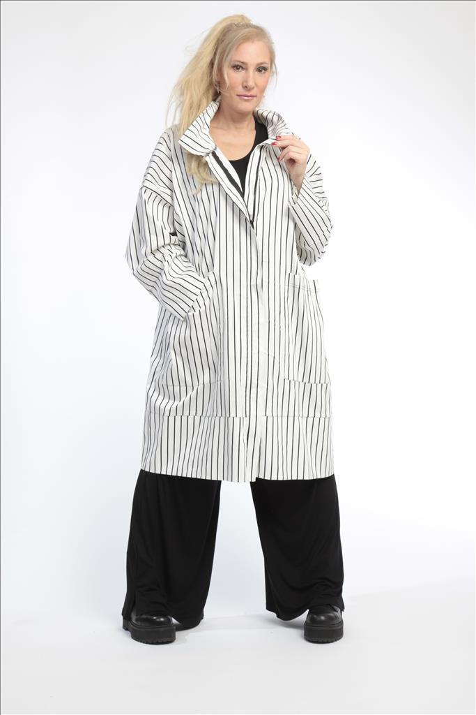 Summer jacket in a straight shape made of fine poplin quality, edge in white and black