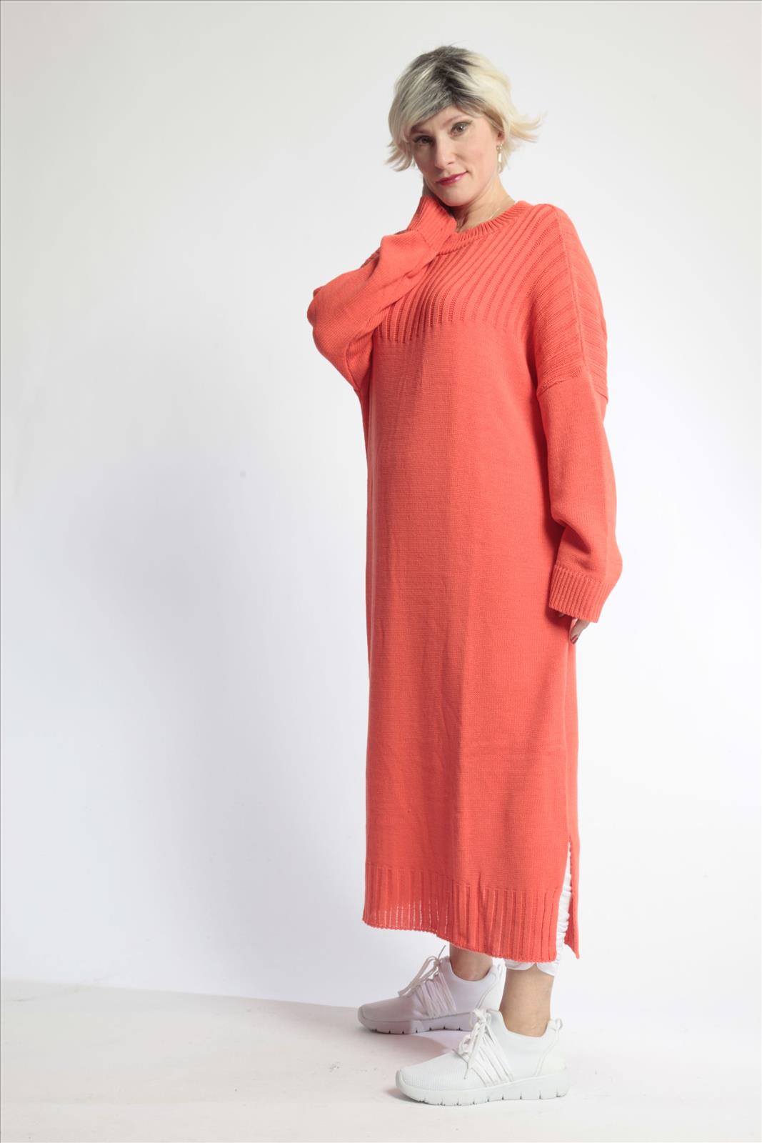 Everyday dress in a straight shape made of fine knit quality, knit in orange