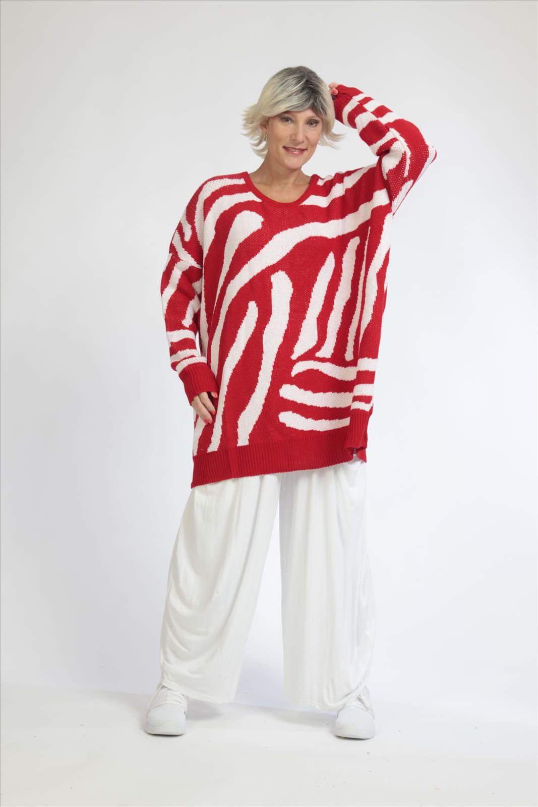 Everyday sweater in a boxy shape made of fine knit quality, knit in red and white