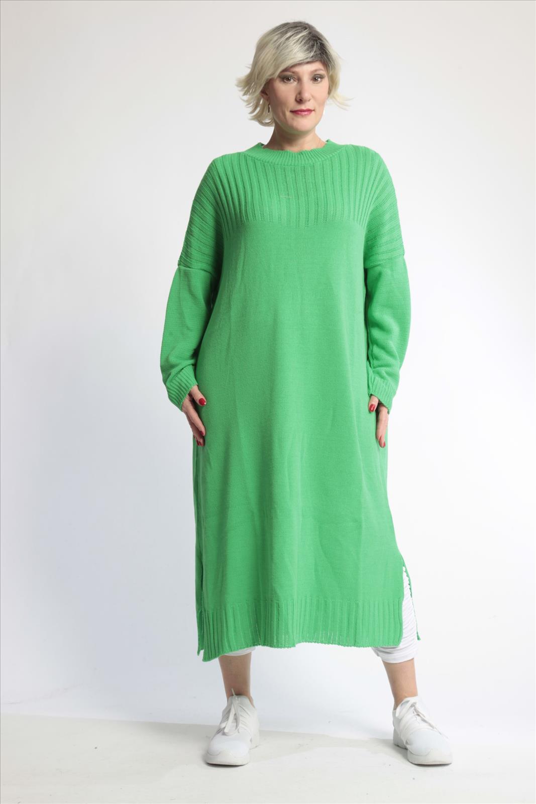 Everyday dress in a straight shape made of fine knit quality, knit in green