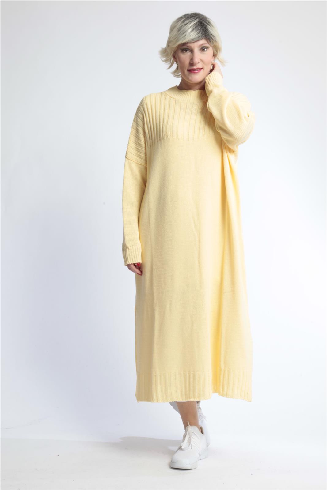 Everyday dress in a straight shape made of fine knit quality, knit in light yellow