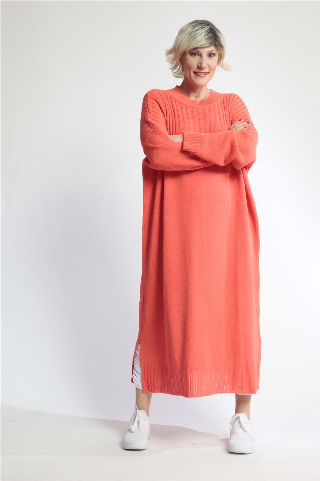 Everyday dress in a straight shape made of fine knit quality, knit in orange