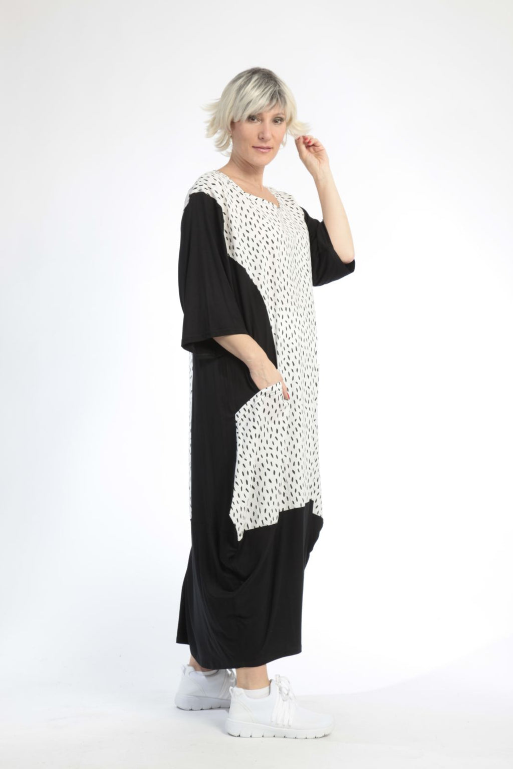 Summer dress in balloon shape made of airy poplin quality, Baali in black and white