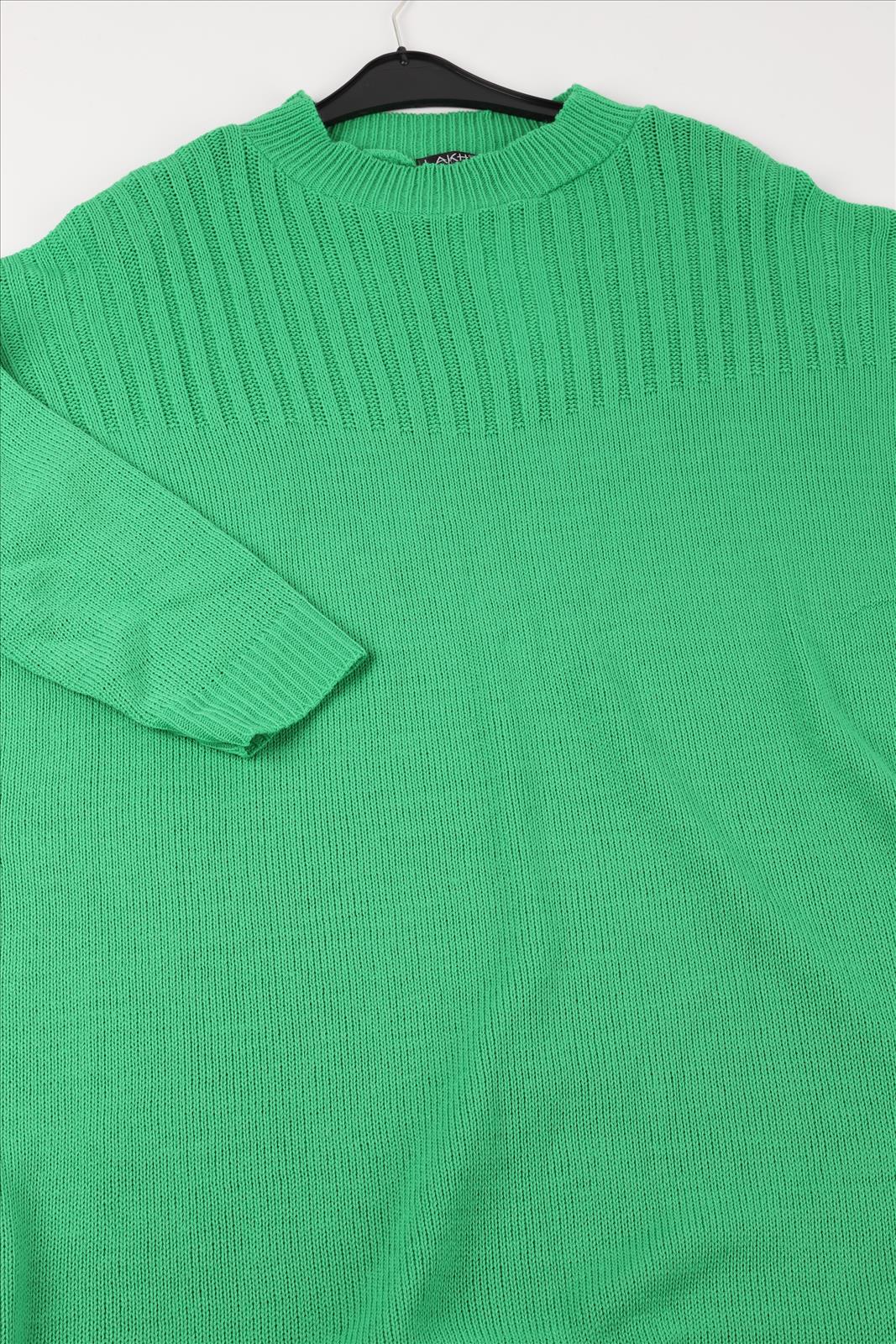 Everyday dress in a straight shape made of fine knit quality, knit in green