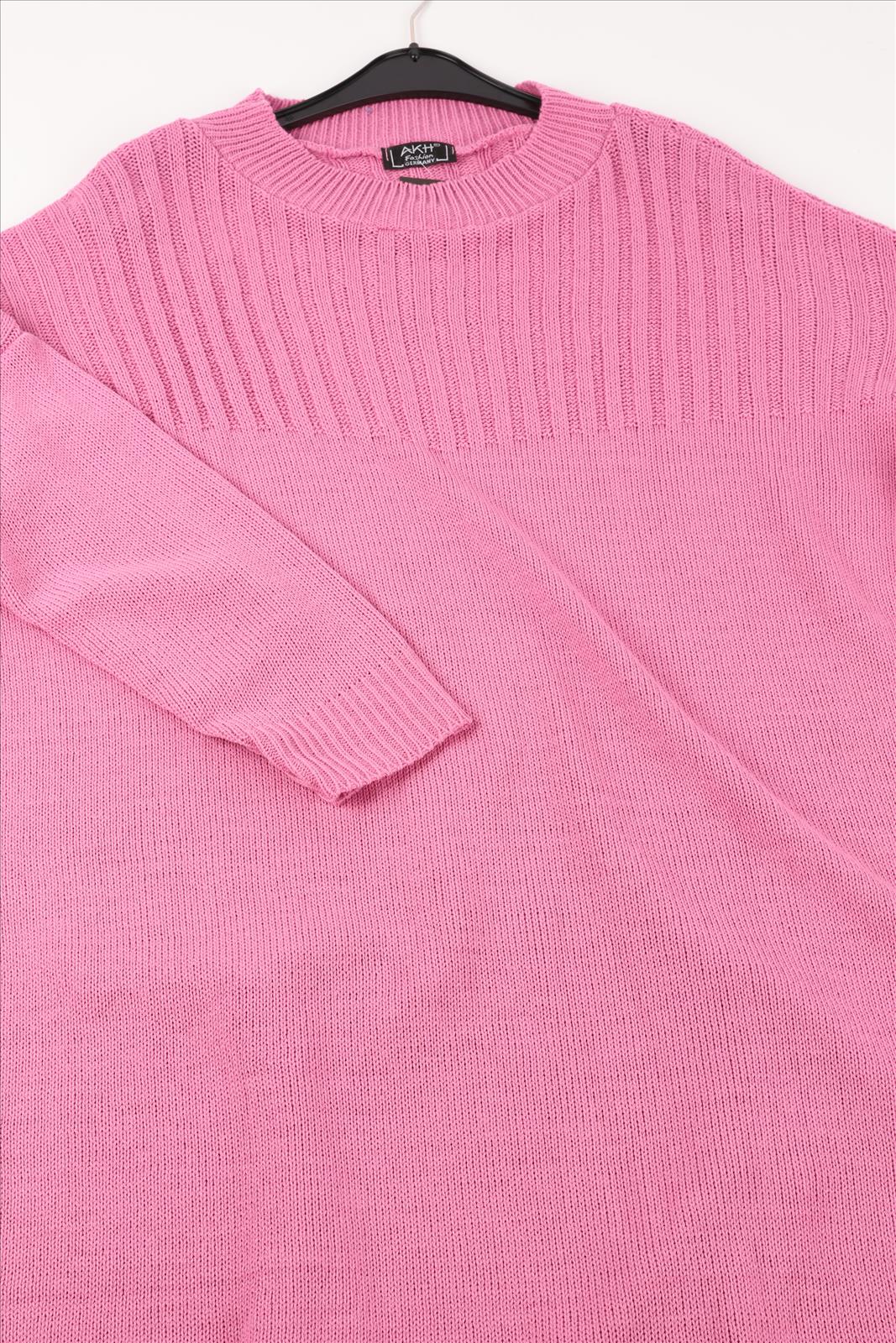 Everyday dress in a straight shape made of fine knit quality, knit in pink