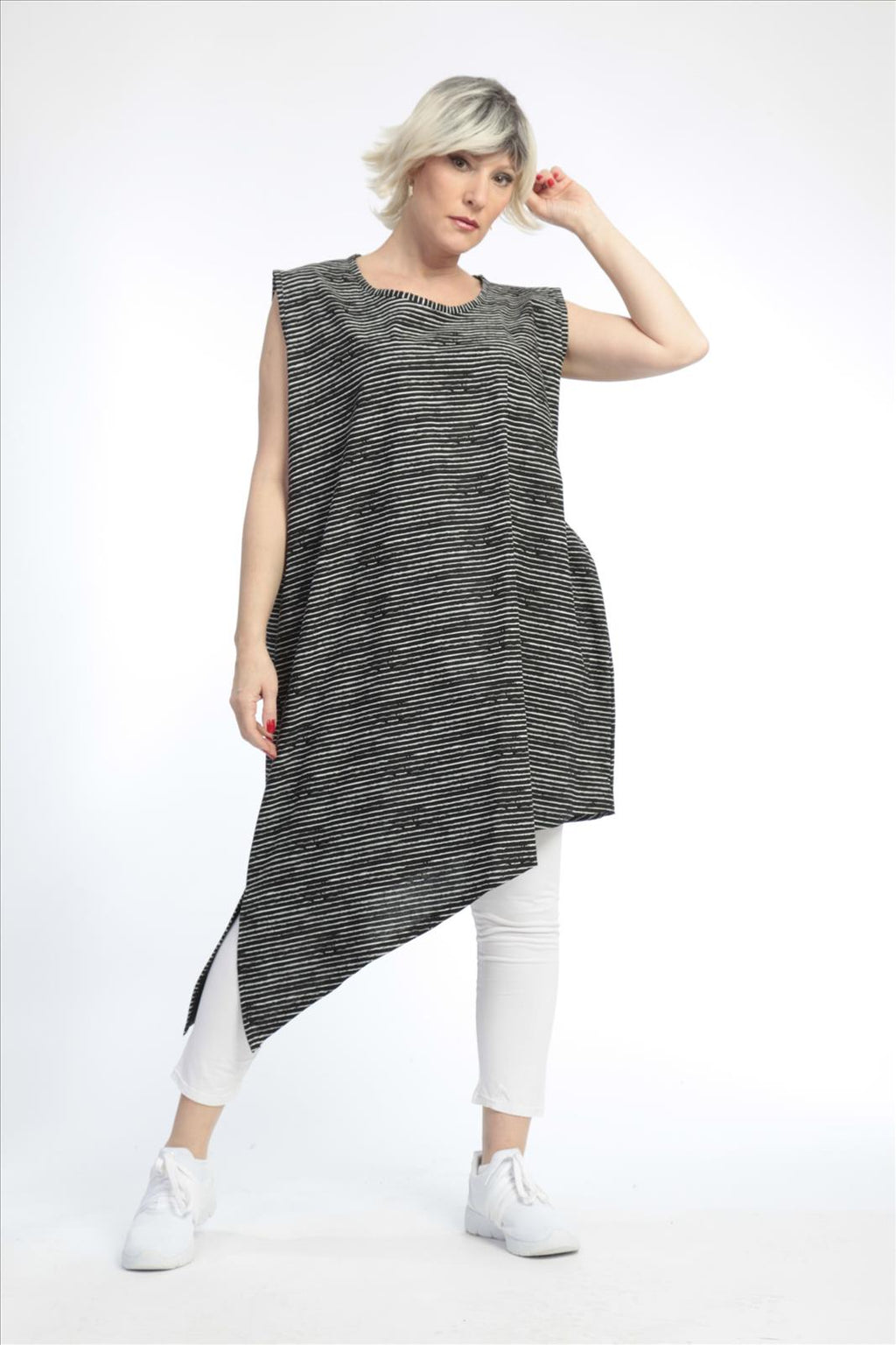 Summer tunic in an asymmetrical shape made of poplin quality, boa in black and white