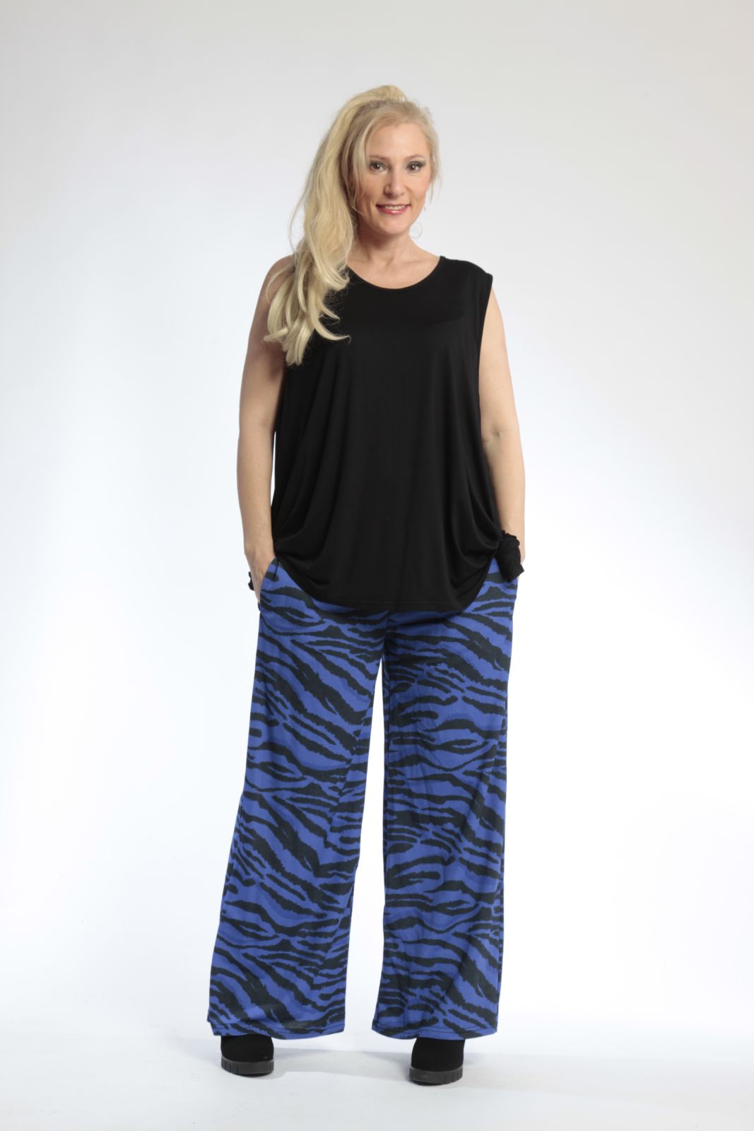 Summer trousers in a straight shape made of airy poplin quality, Lino in royal blue-black