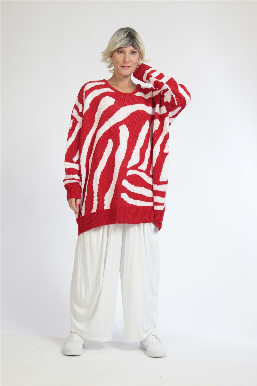 Everyday sweater in a boxy shape made of fine knit quality, knit in red and white