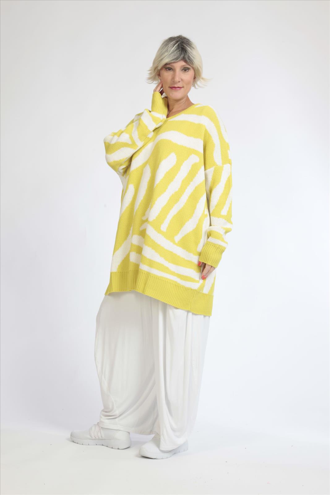 Everyday sweater in a boxy shape made of fine knit quality, knit in kiwi white