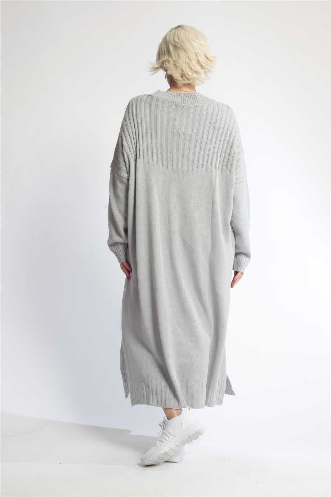 Everyday dress in a straight shape made of fine knit quality, knit in gray