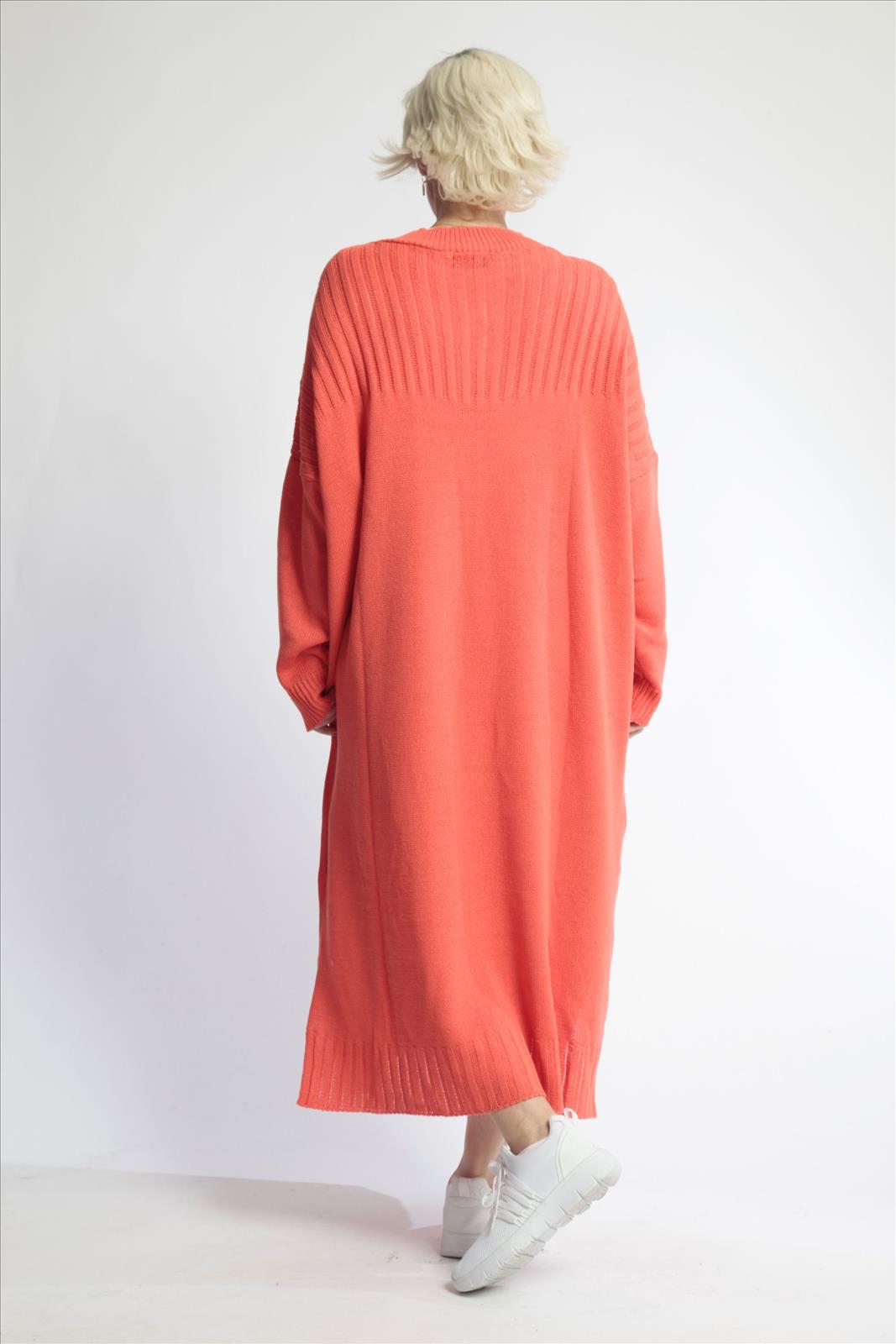 Everyday dress in a straight shape made of fine knit quality, knit in orange