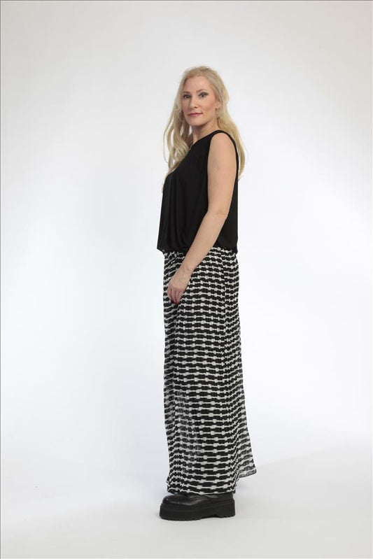 Summer skirt in a straight shape made of pleated quality, Violla graphic in black, blue and white