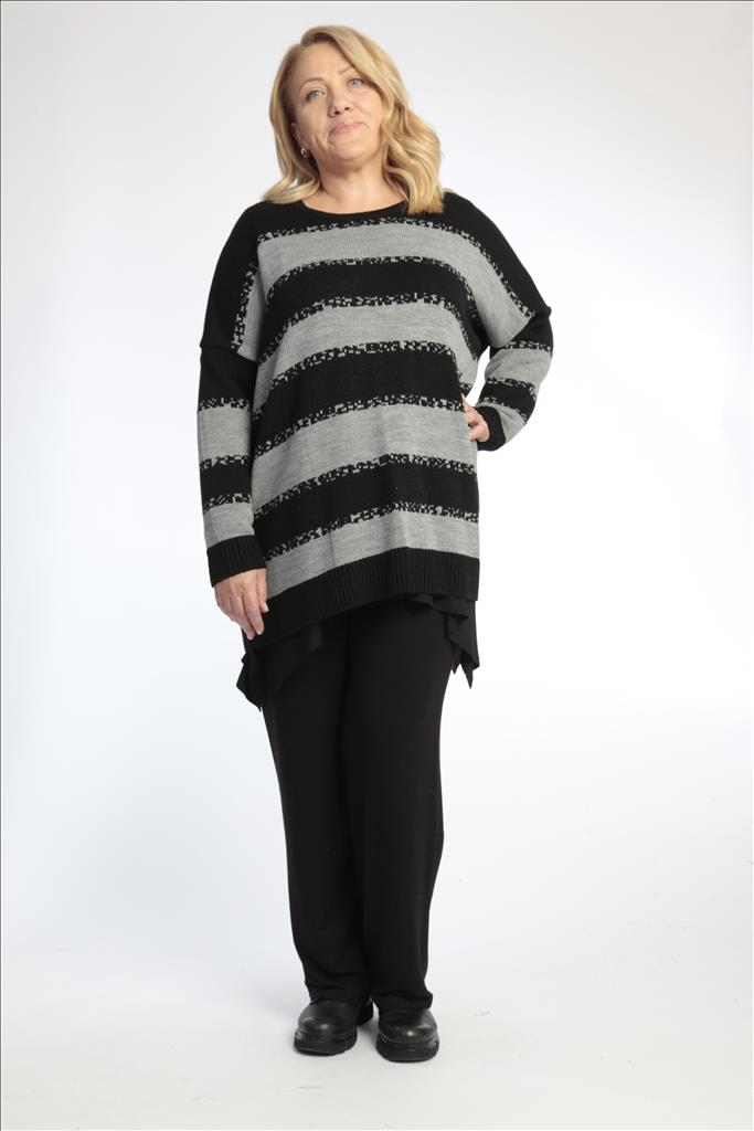 Everyday sweater in a boxy shape made of fine knit quality, knit in black and gray