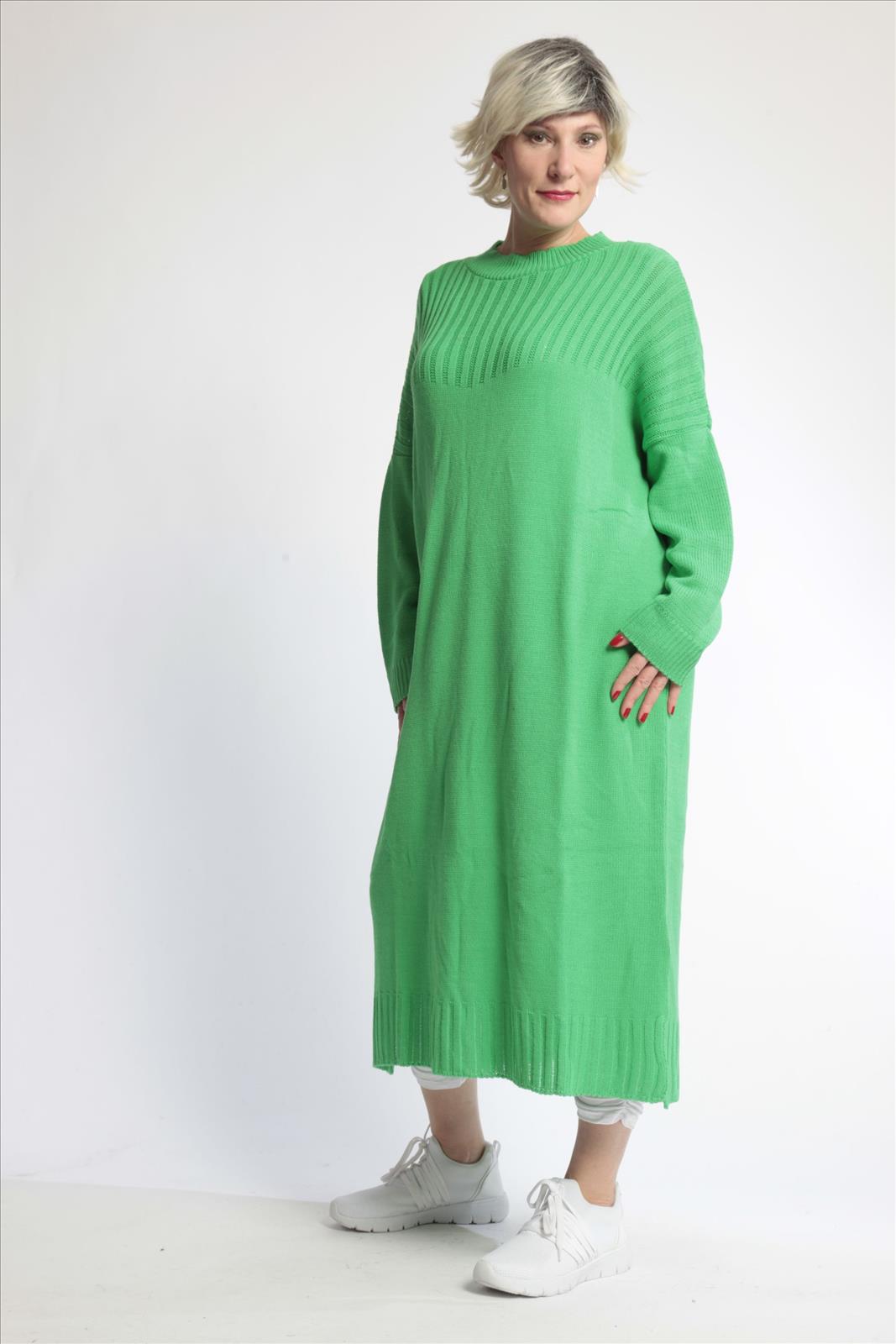 Everyday dress in a straight shape made of fine knit quality, knit in green