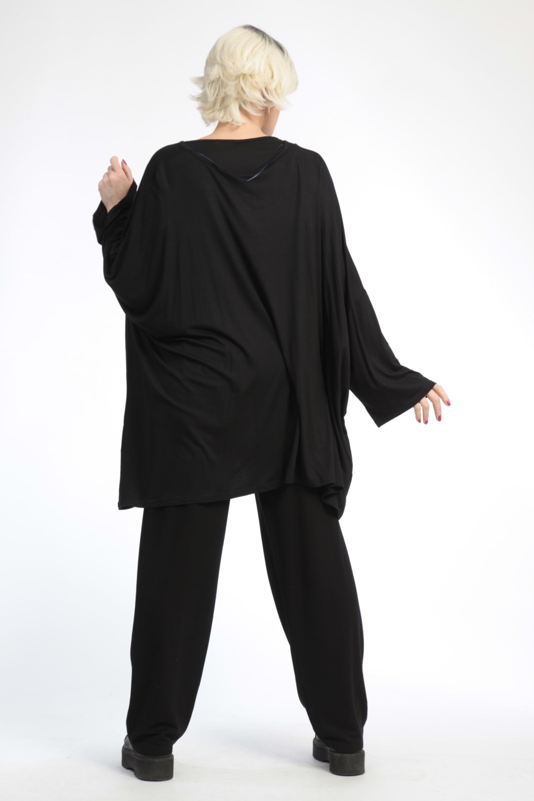 Everyday big shirt in a boxy shape made of soft jersey quality, viscose basics in black