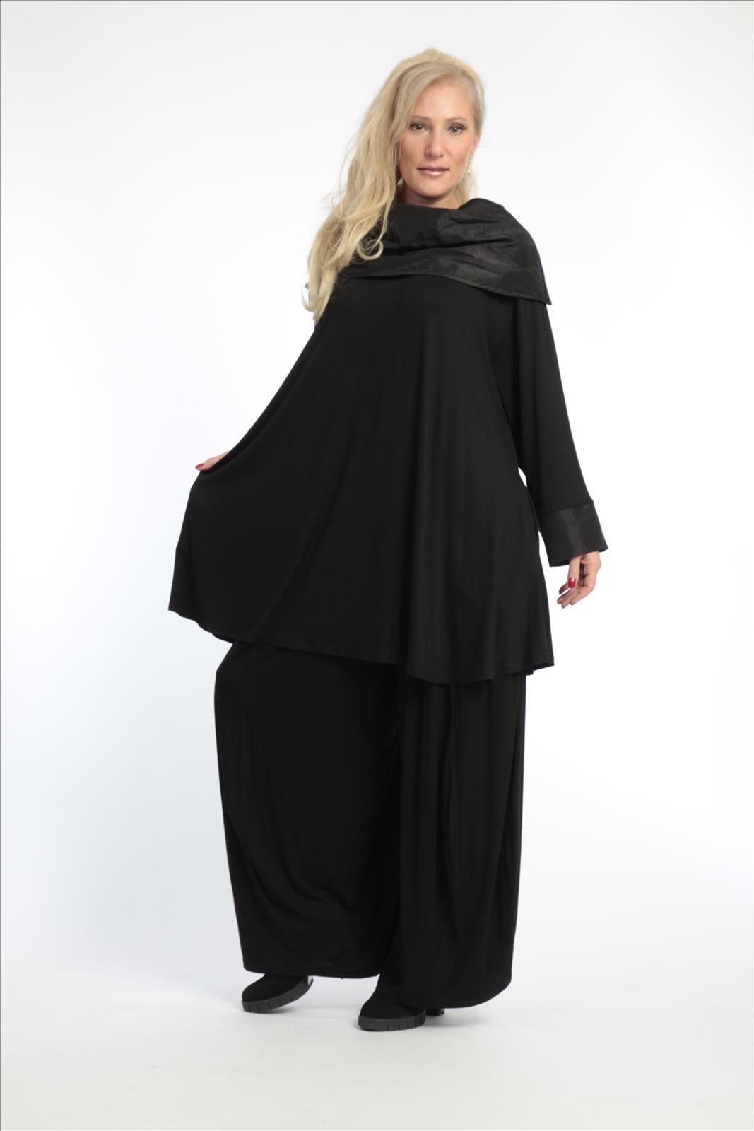 Everyday big shirt in A-shape made of taffeta quality, taffeta in black