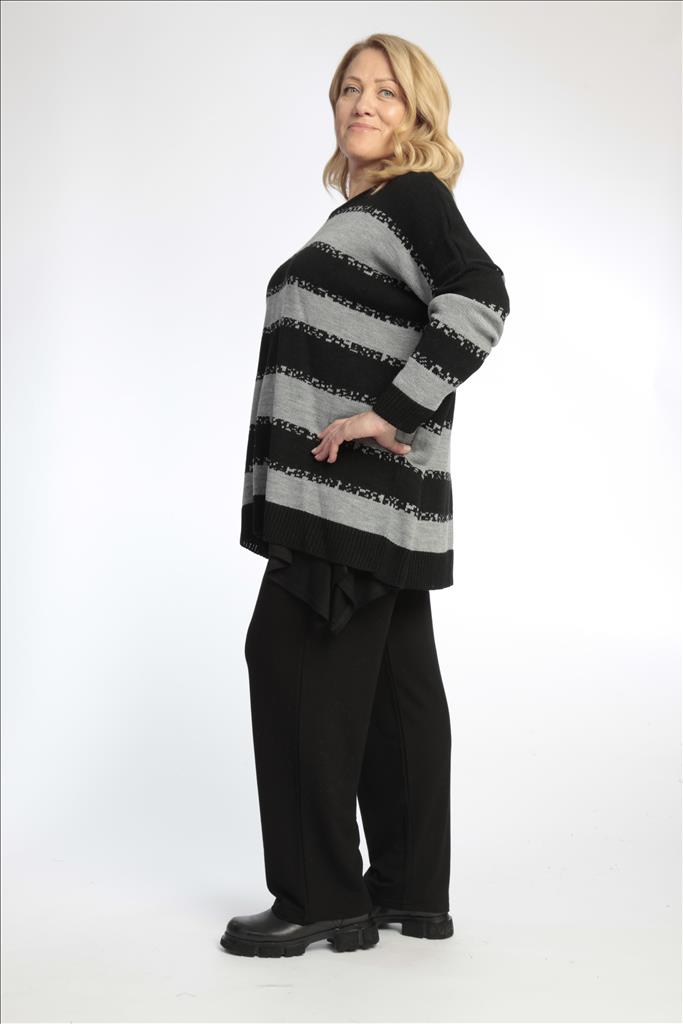 Everyday sweater in a boxy shape made of fine knit quality, knit in black and gray