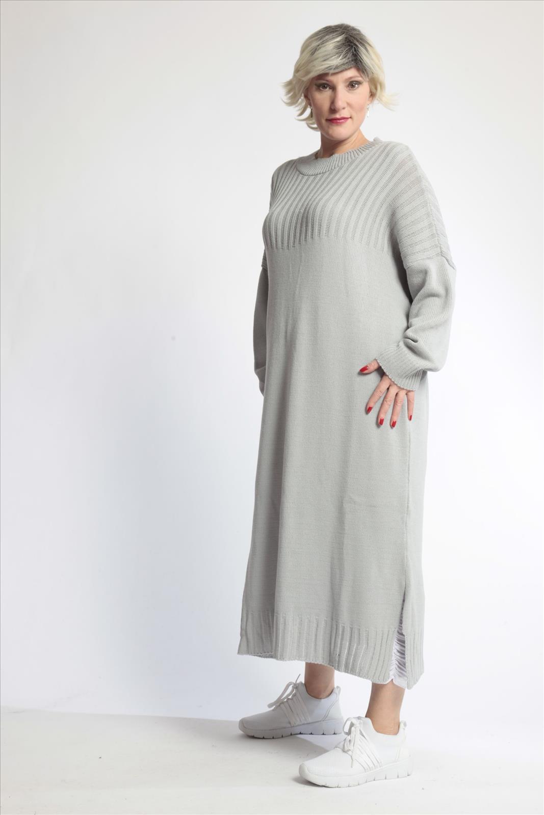 Everyday dress in a straight shape made of fine knit quality, knit in gray