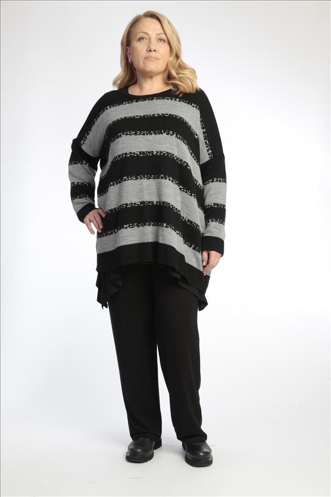 Everyday sweater in a boxy shape made of fine knit quality, knit in black and gray