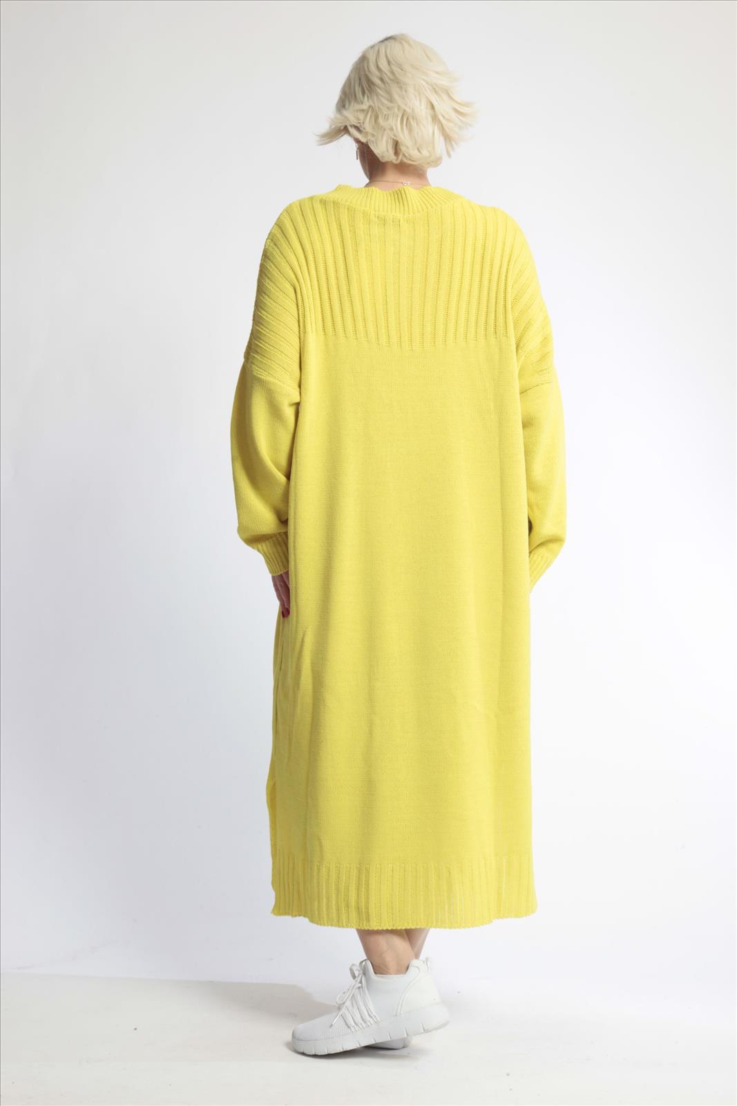 Everyday dress in a straight shape made of fine knit quality, knit in kiwi