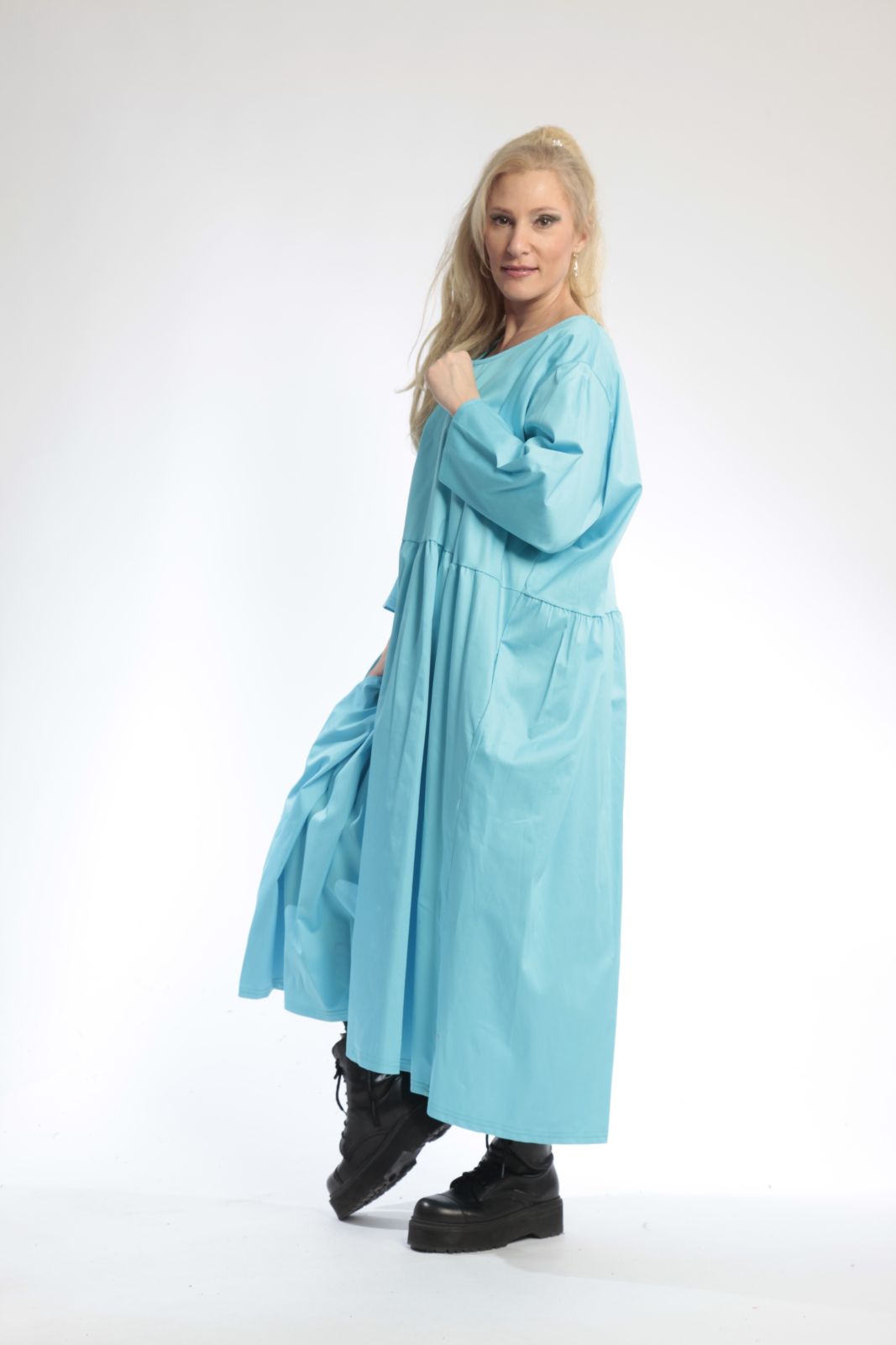 Everyday dress in the shape of satin quality, sateen in turquoise