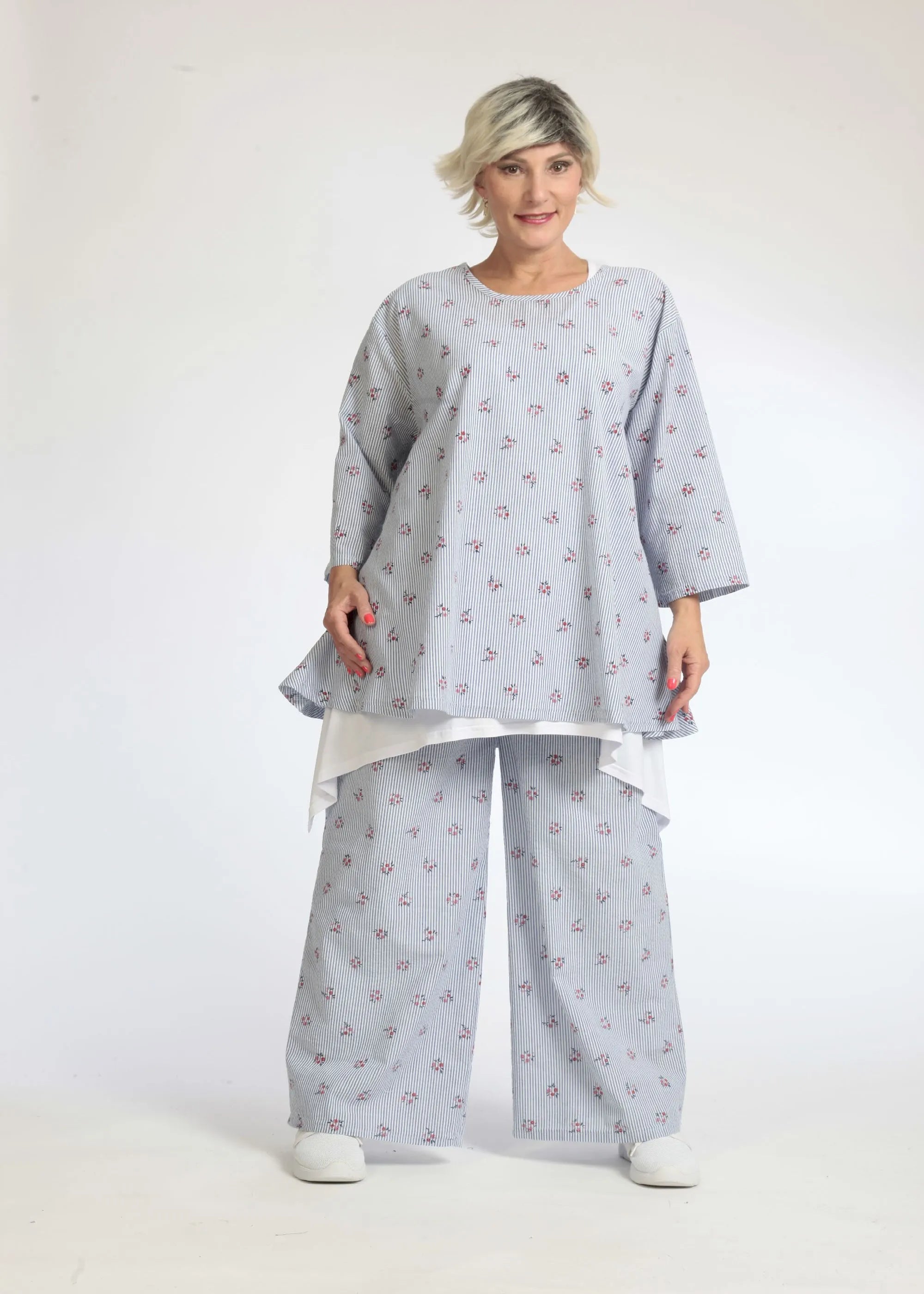 Summer shirt in a rounded shape made of airy poplin quality, Jenny in light blue and white