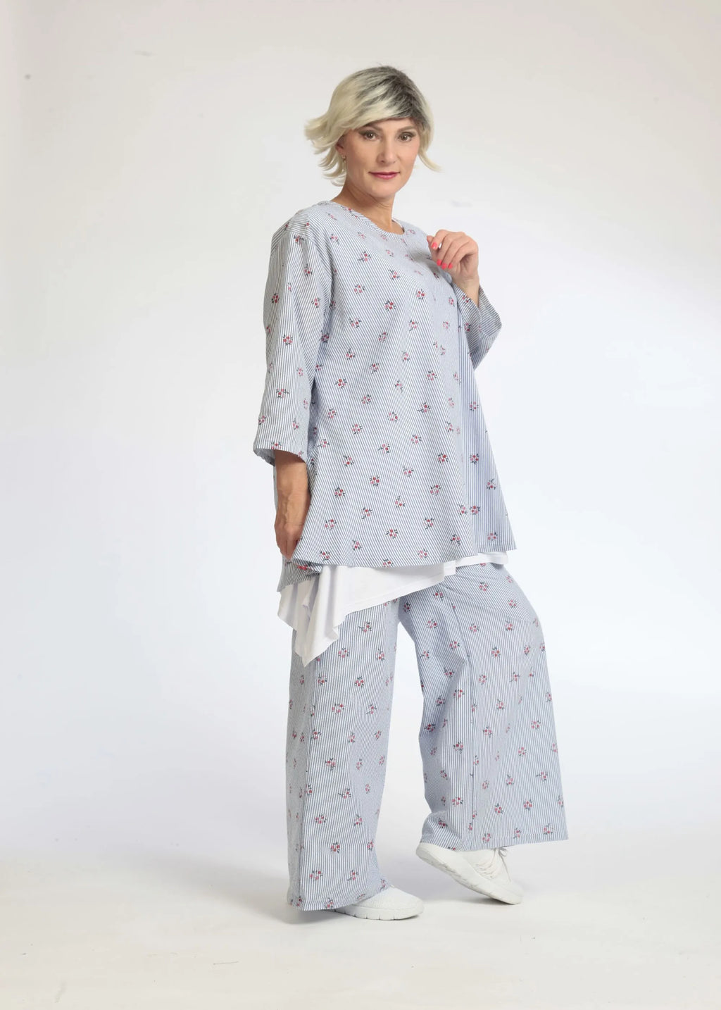 Summer shirt in a rounded shape made of airy poplin quality, Jenny in light blue and white