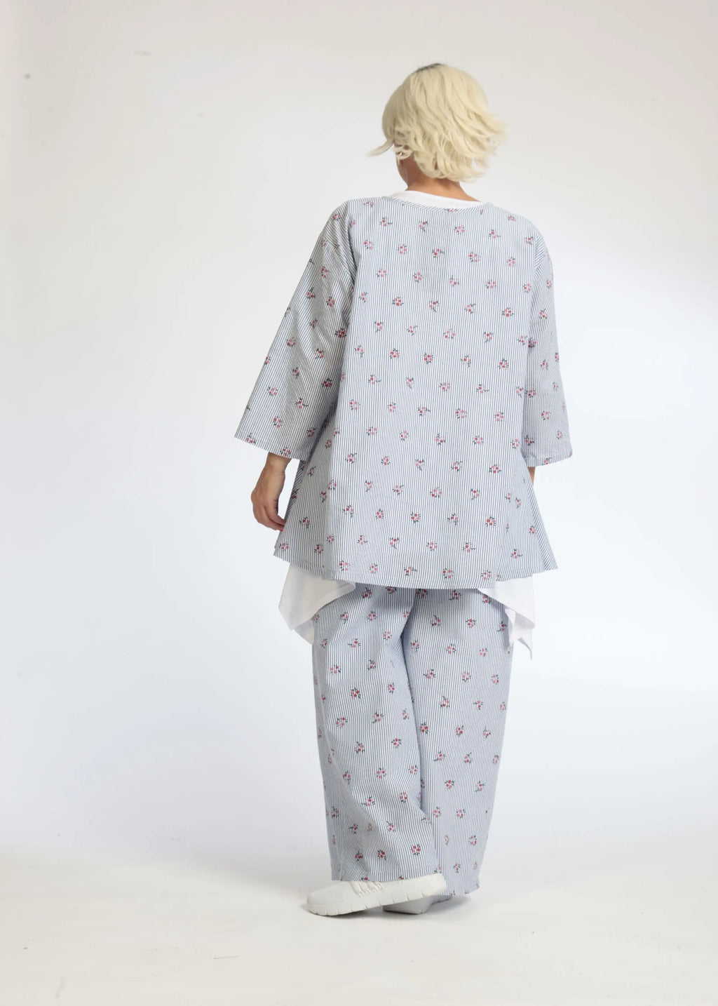Summer shirt in a rounded shape made of airy poplin quality, Jenny in light blue and white