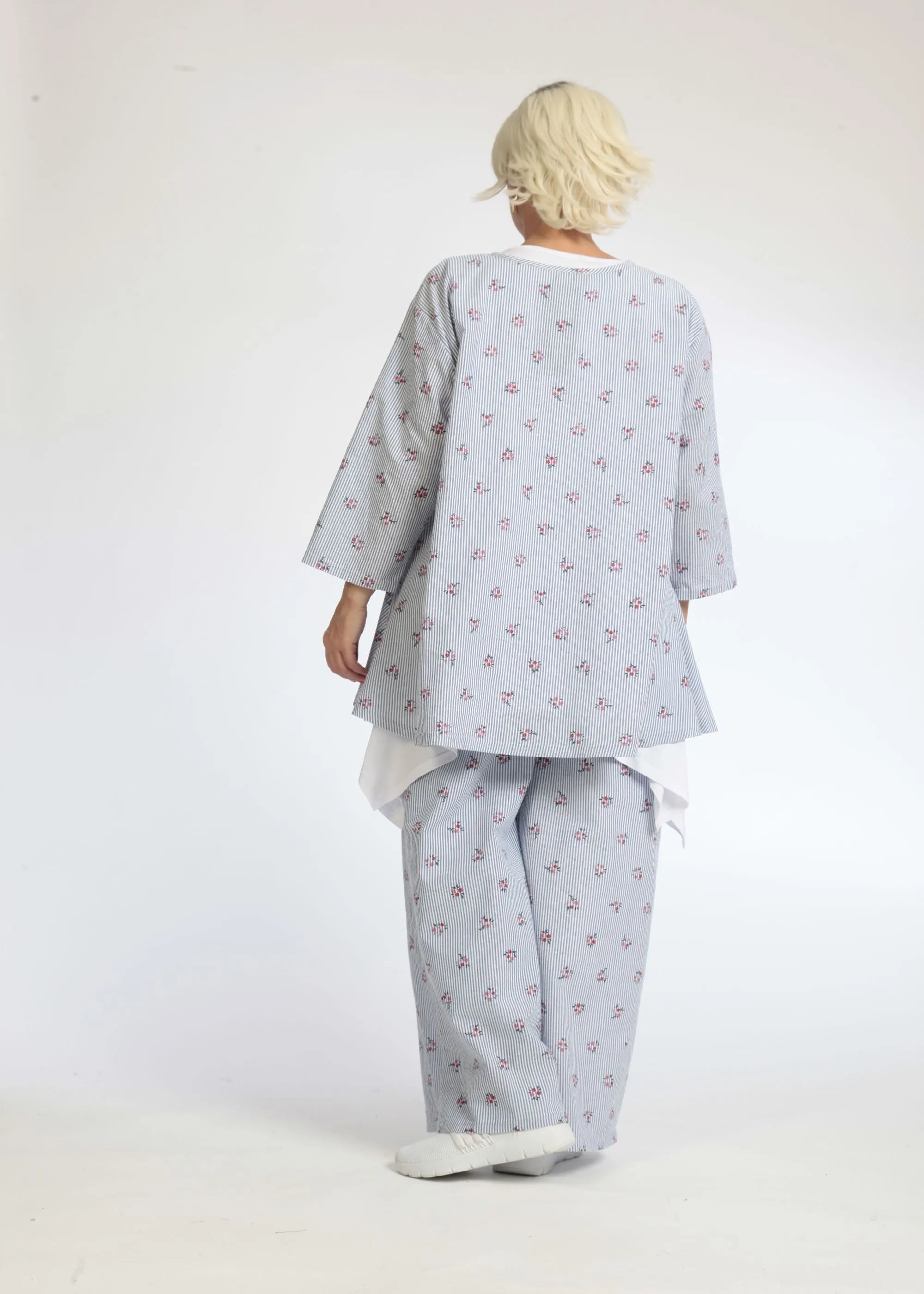 Summer shirt in a rounded shape made of airy poplin quality, Jenny in light blue and white
