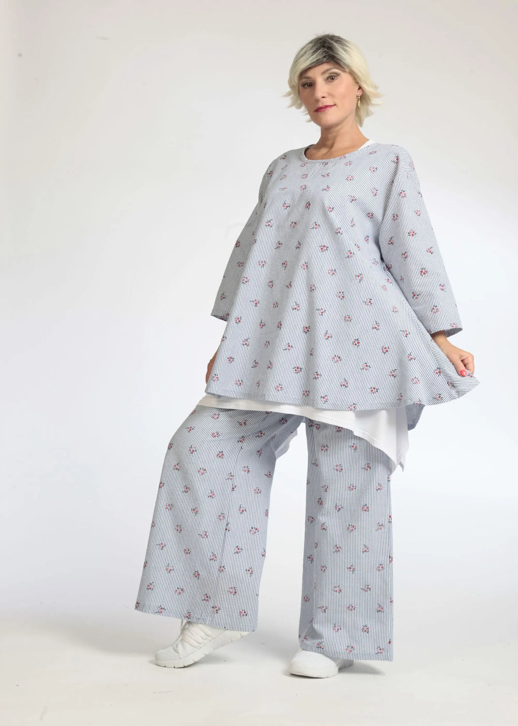 Summer shirt in a rounded shape made of airy poplin quality, Jenny in light blue and white