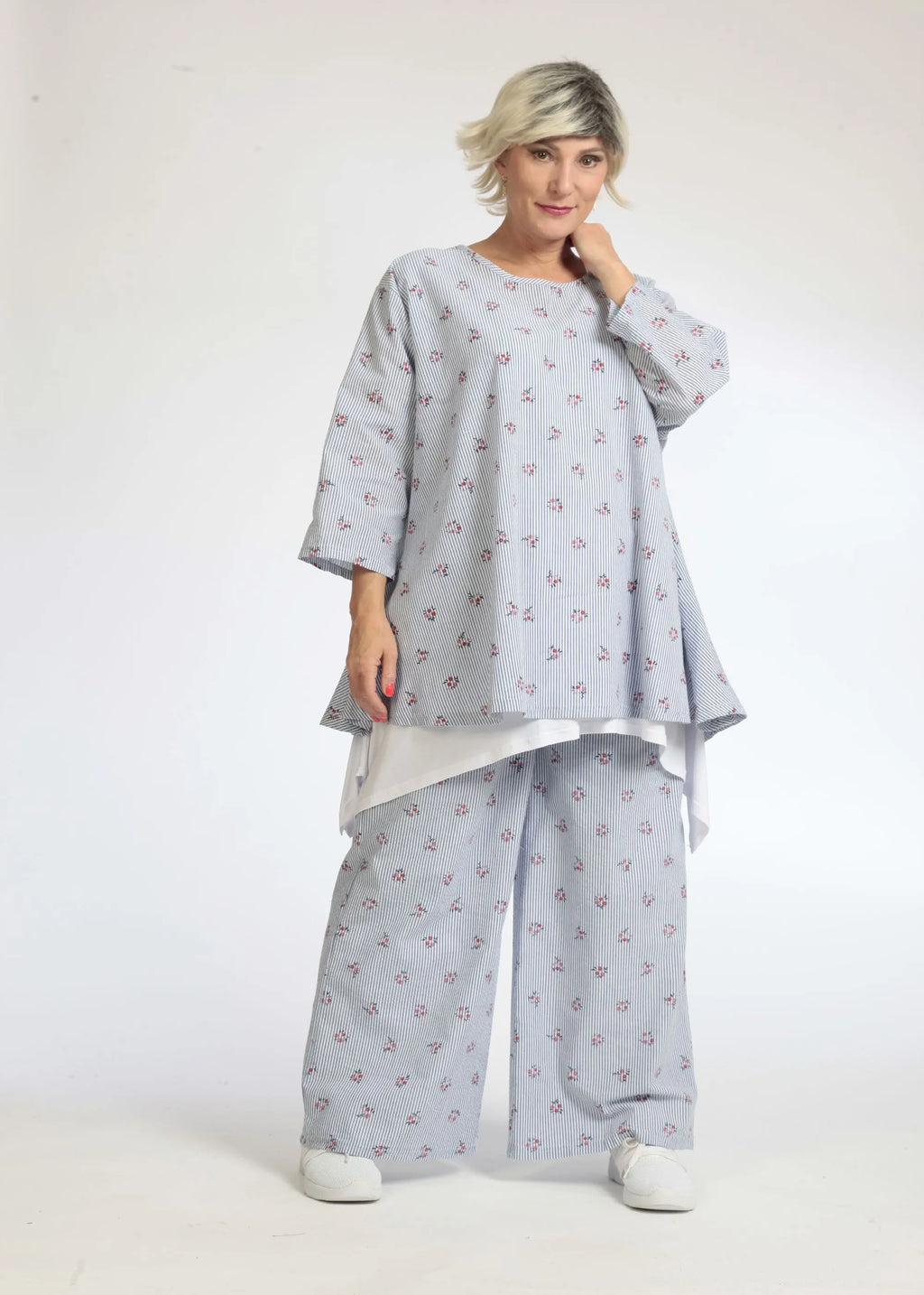 Summer shirt in a rounded shape made of airy poplin quality, Jenny in light blue and white