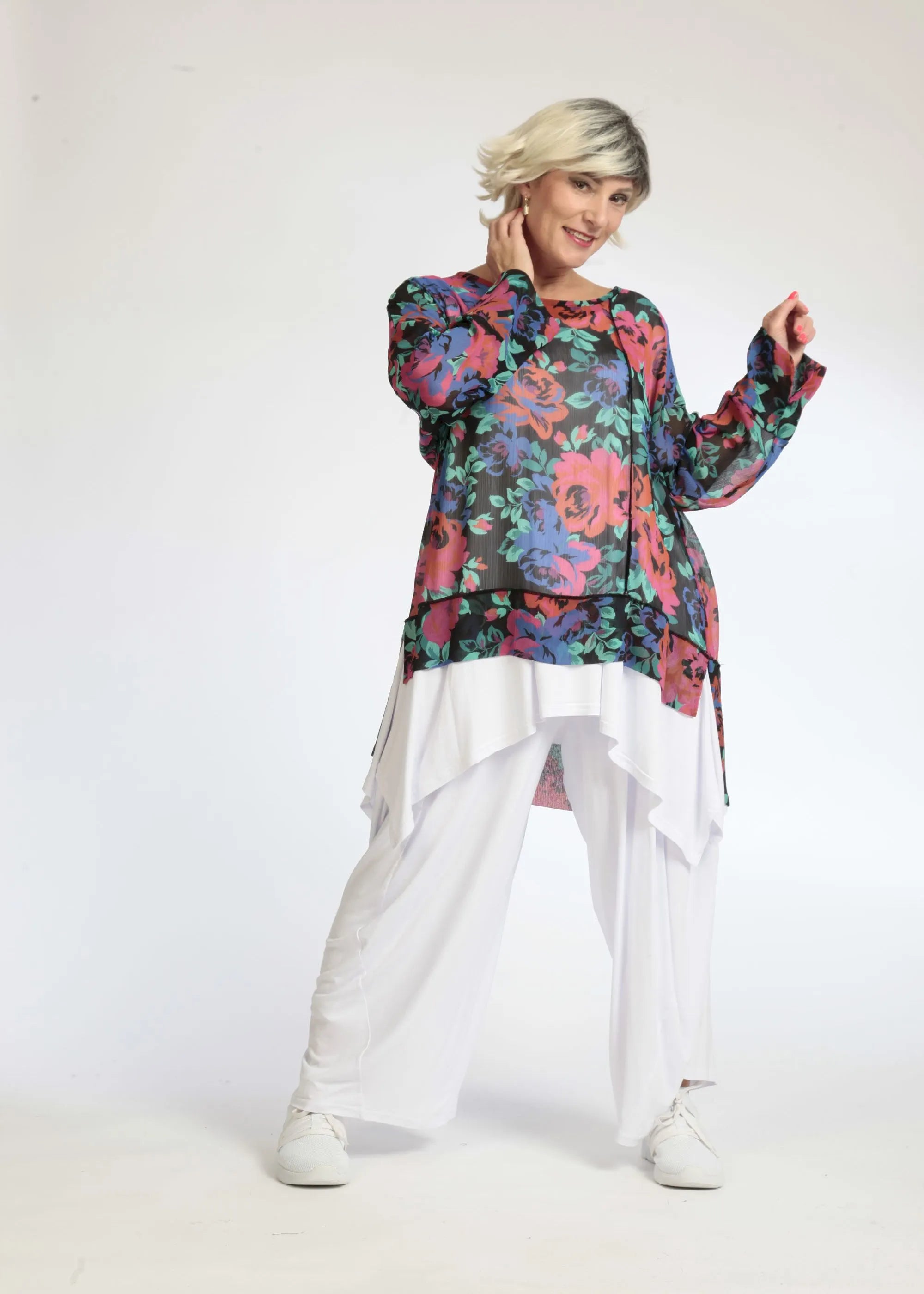 Summer shirt in a straight shape made of airy chiffon quality, novella in black-red-blue