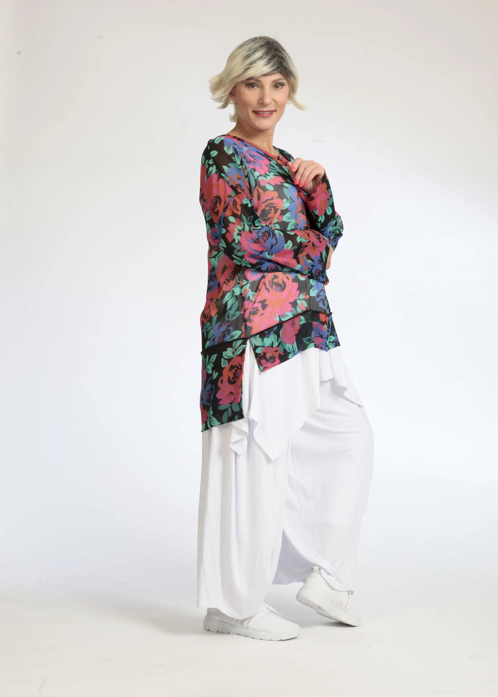 Summer shirt in a straight shape made of airy chiffon quality, novella in black-red-blue