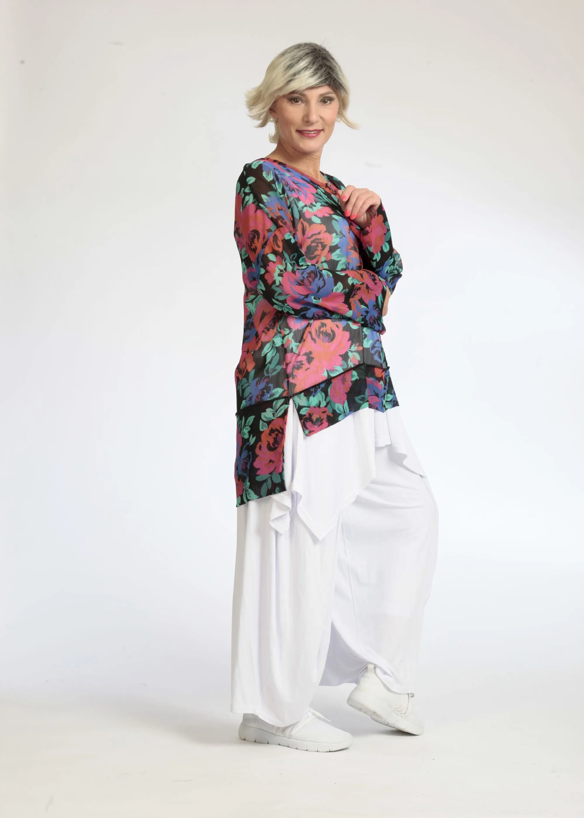 Summer shirt in a straight shape made of airy chiffon quality, novella in black-red-blue