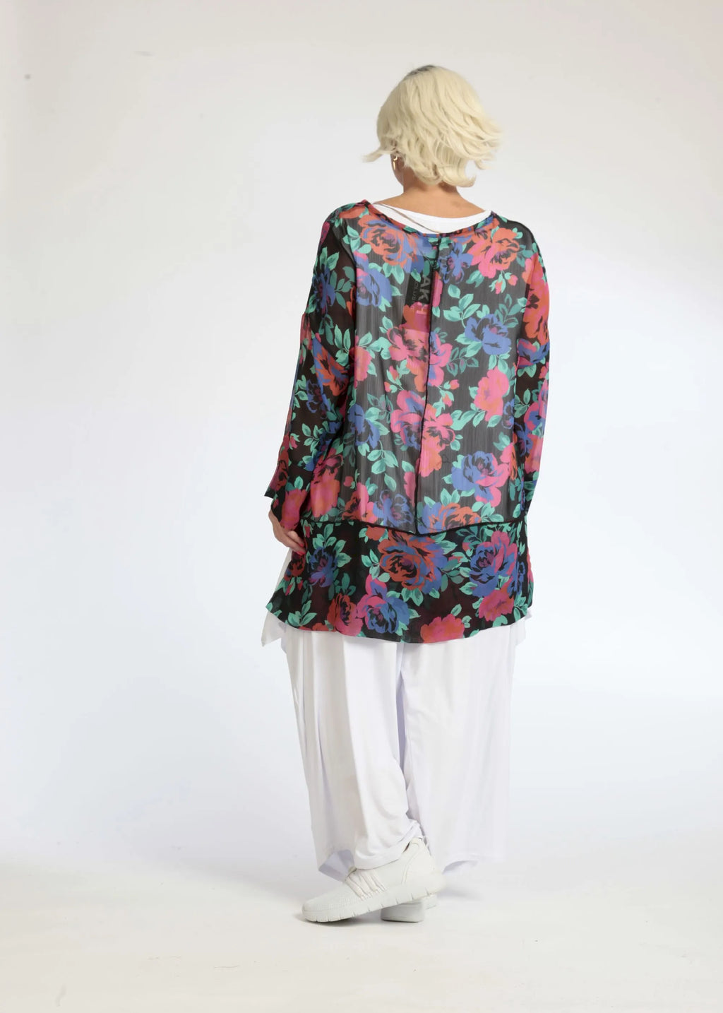 Summer shirt in a straight shape made of airy chiffon quality, novella in black-red-blue