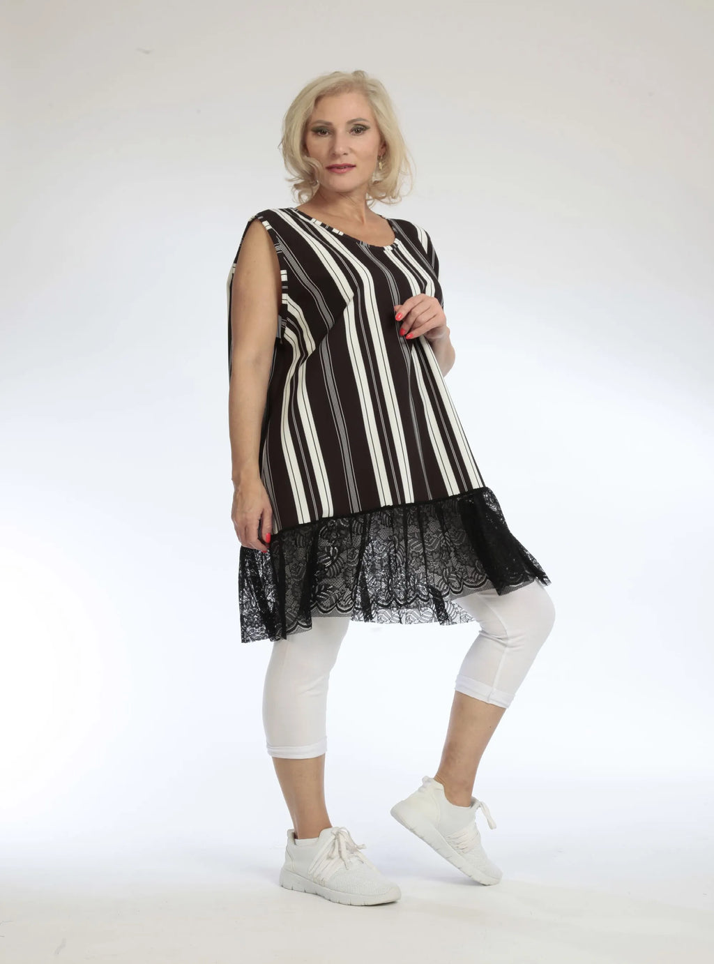 Everyday top in a straight shape made of smooth Slinky quality, Piper in striped black