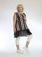 Everyday top in a straight shape made of smooth Slinky quality, Piper in striped black