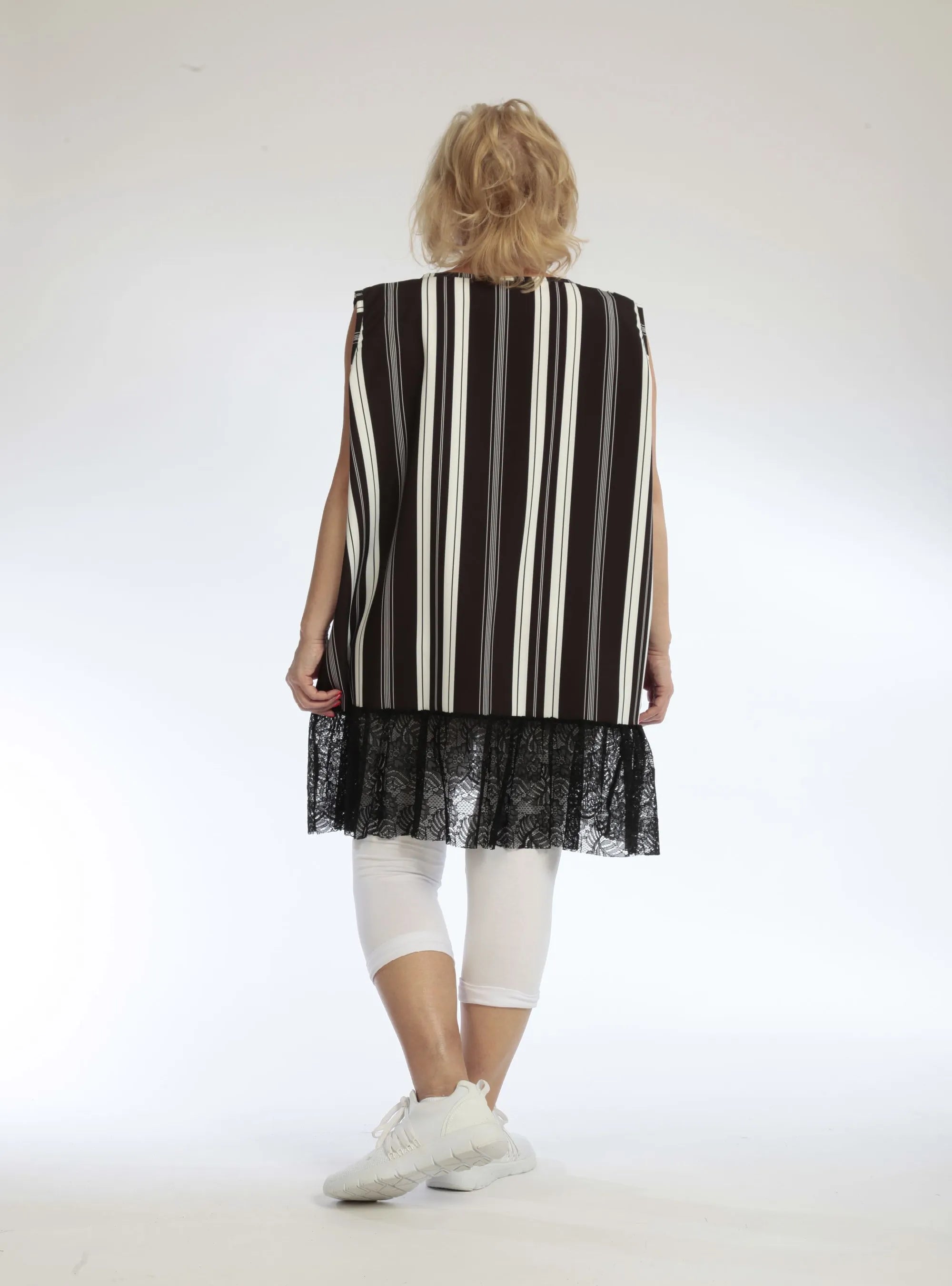 Everyday top in a straight shape made of smooth Slinky quality, Piper in striped black