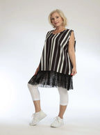 Everyday top in a straight shape made of smooth Slinky quality, Piper in striped black