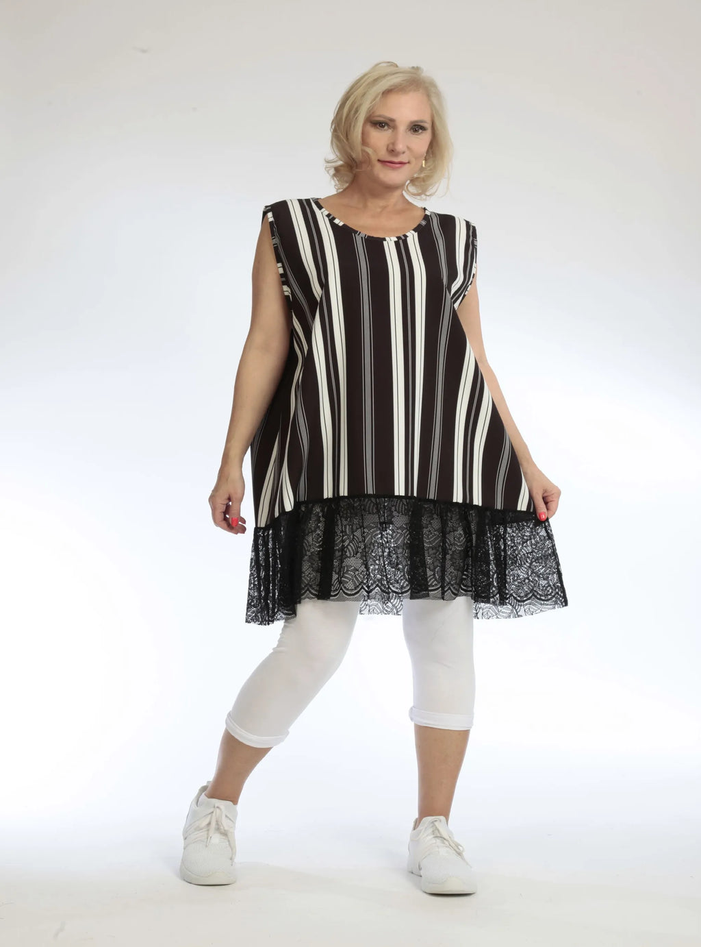 Everyday top in a straight shape made of smooth Slinky quality, Piper in striped black