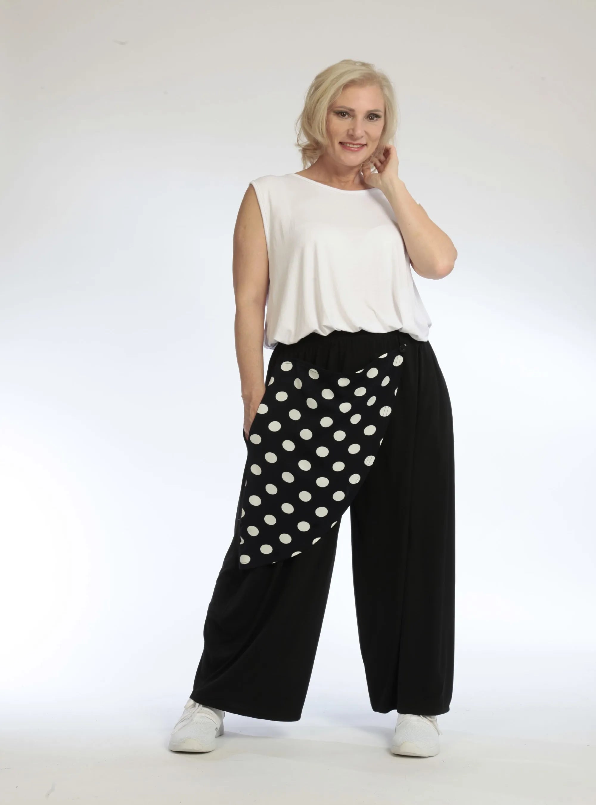 Everyday trousers in a straight shape made of smooth Slinky quality, Piper in dot blue