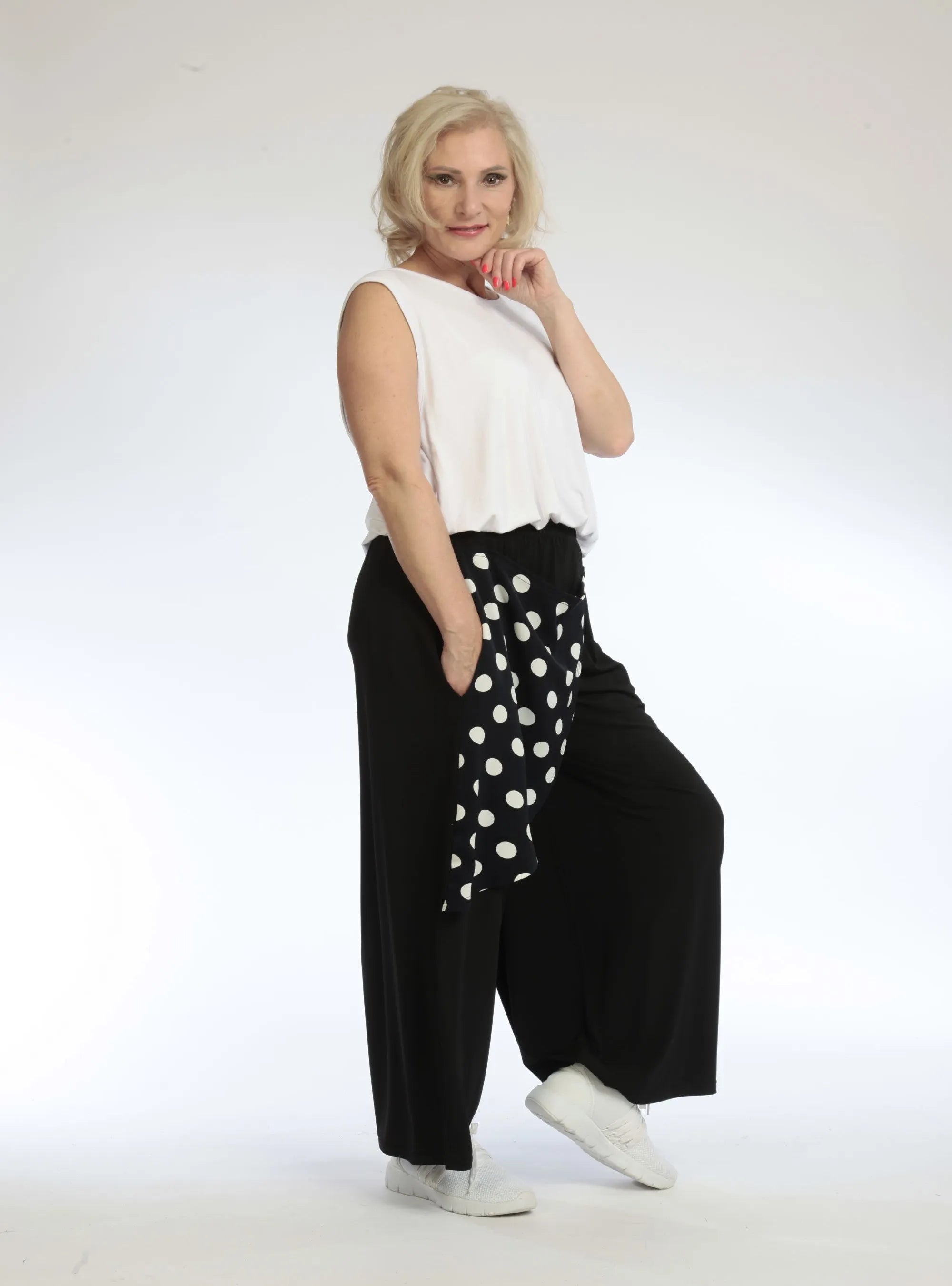 Everyday trousers in a straight shape made of smooth Slinky quality, Piper in dot blue