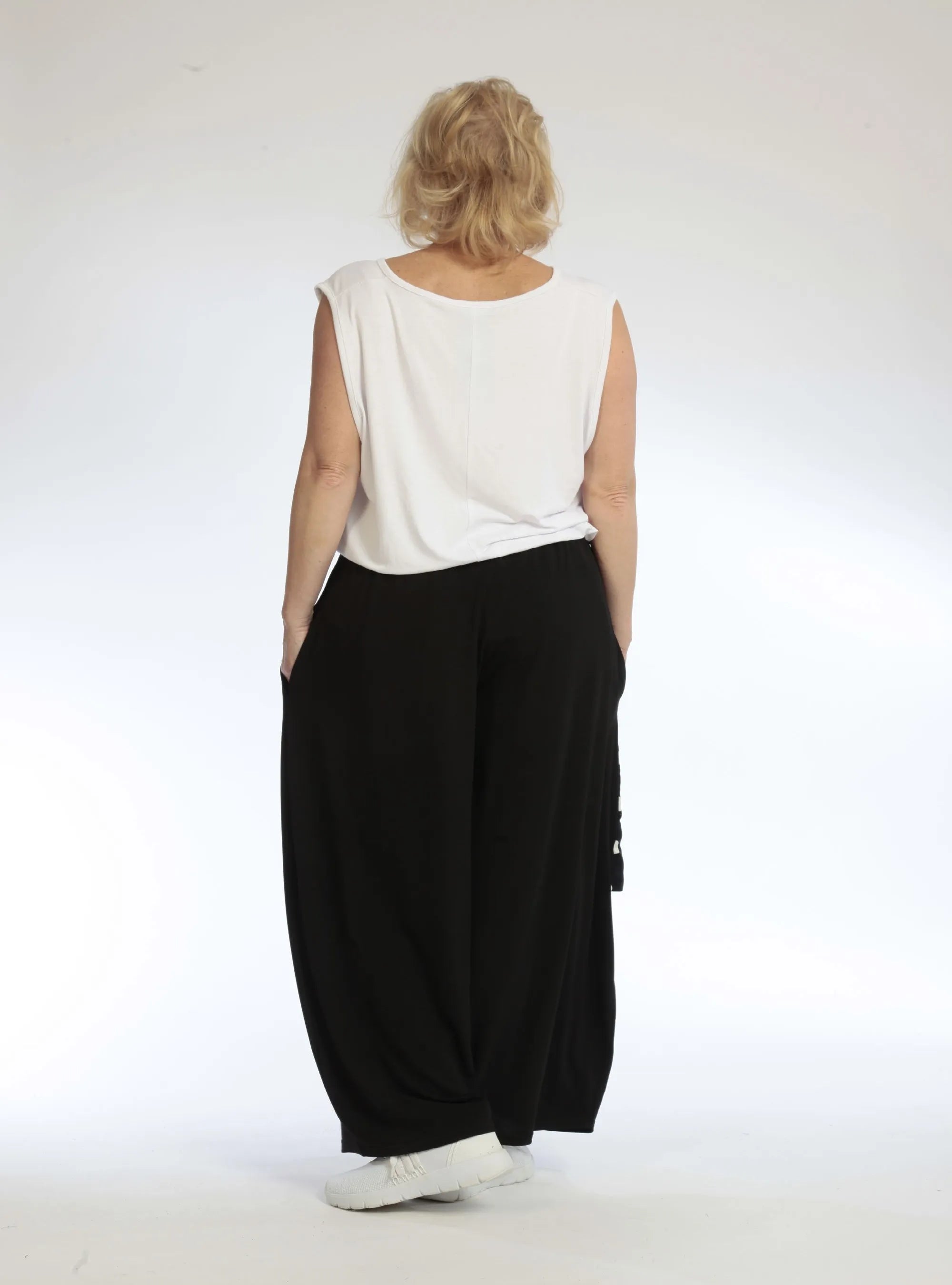 Everyday trousers in a straight shape made of smooth Slinky quality, Piper in dot blue
